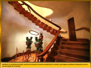 Vestíbulo y la escalinata principal. cuya forma recuerda la columna vertebral de un animal, y que algunos estudiosos interpretan como la
cola del dragón de la fachada
 
