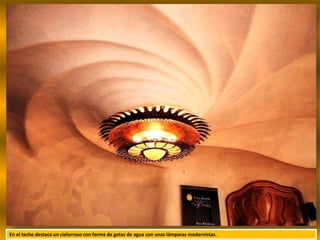 En el techo destaca un cielorraso con forma de gotas de agua con unas lámparas modernistas.
 