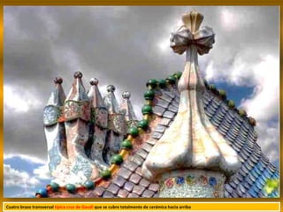 Cuatro brazo transversal típica cruz de Gaudí que se cubre totalmente de cerámica hacia arriba
 