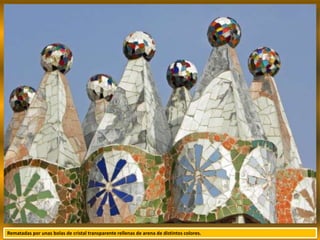 Rematadas por unas bolas de cristal transparente rellenas de arena de distintos colores.
 