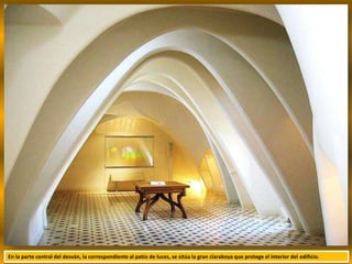 En la parte central del desván, la correspondiente al patio de luces, se sitúa la gran claraboya que protege el interior del edificio.
 