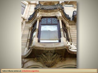 Sobre tribuna vemos un simbolismo argentino.
 