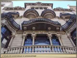 La fachada está caracterizada por un suntuoso principal
 