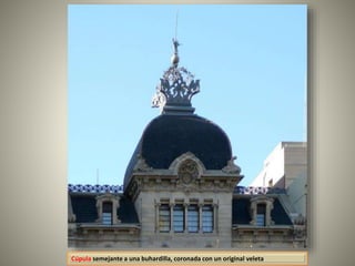 Cúpula semejante a una buhardilla, coronada con un original veleta
 