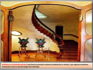 Vestíbulo y la escalinata principal cuya forma recuerda la columna vertebral de un animal, y que algunos estudiosos
interpretan como la cola del dragón de la fachada.
 