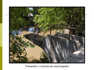 Trampolim, à direita do escorregador 