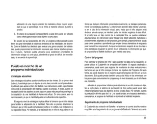 utilización de una mayor variedad de materiales ofrece mayor seguri­
dad de que el aprendizaje no se limite al material utilizado durante la
prueba.
5. El criterio de puntuación correspondiente acada ítem puede ser utilizado
corno criterio para evaluar cada objetivo acorto plazo.
En función de las necesidades del niño, un programa individualizado puede
tener una gran diversidad de objetivos derivados de las habilidades de desarro­
llo. Como el Battelle fue diseñado para evaluar una gama completa de habilida­
des, puede proporcionar la información necesaria para marcar objetivos presen­
tes y futuros. También puede utilizarse para establecer prioridades de
intervención alargo oacorto plazo, atendiendo al grado de déficit, las necesida­
des yla secuencia de aprendizaje.
Puesta en marcha de un
programa individualizado
Estrateg;as educaUvas
Las estrategias educativas pueden clasificarse en dos niveles. En un primer nivel
(básico),la estrategia para un objetivo acorto plazo coincide con el procedimien­
to utilizado para aplicar el ítem del Battelle. Las instrucciones están especificadas
incluyendo la presentación del material, cuando es preciso. Aveces, puede ser
necesario dividir los objetivos acorto plazo en pasos más pequeños para llegar a
la adquisición de una habilidad de forma más eficaz. En otros casos, esto no
será necesario,ya que la habilidad puede ser suficientemente específica.
El segundo nivel de estrategias implica utilizar laforma en que el niño trabaja
para facilitar la adquisición de la habilidad. Para ello es preciso determinar la
forma en que el niño puede comunicarse (verbal o no verbal), sus limitaciones y
su capacidad física. Por ejemplo, si la realización de un niño es muy pobre en los
ítems que incluyen información presentada visualmente, se trabajará preferente­
mente con estrategias auditivas. La intervención también debe intentar una mejo­
ra en el uso de la información visual, pero, hasta que el niño adquiera más
destreza en este campo, se intentará paliar los efectos negativos de ese déficit.
Si el niño tiene un bajo control de la motricidad fina, se pueden establecer
algunas tareas de intervención para trabajar ese déficit utilizando materiales o
procedimientos adaptados aeste propósito, por ejemplo, proporcionándole ayuda
para comer yvestirse opermitiendo que emplee formas alternativos de respuesta
para transmitir su comprensión.Aunque las decisiones respecto al uso de unas u
otras estrategias requieren la opinión de un profesional, la información Que pue­
de proporcionar el Battelle facilita en gran medida esta tarea.
Control del progreso
Para controlar el progreso del niño y para guardar los datos de la evaluación, se
puede utilizar el Cuadernillo de anotación del Battelle. El espacio destinado a
comentarios puede servir para registrar los resultados de otras evaluaciones o
las fechas en que el niño consigue dominar los objetivos del Programa. De esta
forma, se puede disponer de un registro anual del progreso del niño en un solo
documento. Esto puede prestar también una ayuda eficaz en las entrevistas con
los padres para comunicarles los progresos yel nivel alcanzado por el niño hasta
ese momento.
Además de proporcionar criterios para determinar si un niño domina un obje­
tivo a corto plazo, el sistema de puntuación de tres puntos puede servir para
indicar el progreso hacia los objetivos acorto y largo plazo. Por ejemplo, cuando
la puntuación del niño pasa de Oa1, se puede anotar, en el espacio destinado a
comentarios, el progreso de habilidad no dominada ahabilidad incipiente.
Seguimiento del programa individualizado
El Cuademillo de anotación del Battelle y el sistema de control deserño resultan
muy útiles en el seguimiento de un programa indivTdualizado. Teniendo en cuenta
55
 