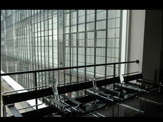 El Pabellón Alemán se ubica en el extremo oeste de la Plaza de Carles Buigas, un espacio transversal al gran eje monumental del Montjuic que vincula visualmente en ambos extremos a la Plaza España y el Palau Nacional.