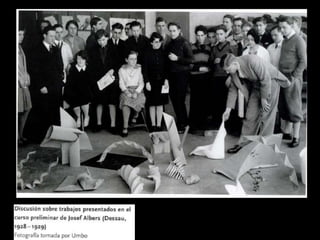 Mientras que en Weimar la importancia del taller residía en el arte artístico libre, Dessau se enfocaba más a aspectos educacionales. El "Taller de Escultura", instalado en 1925 por Joost Schmidt, ofrecía en analogía a las calses de Klee y Kandisky un curso elemental en escultura. Campos prácticos de ejercicio estabán es escenografía, la construcción de maquetas la la realización de arquitecturas de exposiciones.