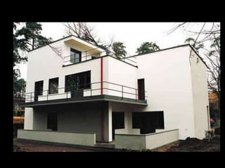  Un objeto viene determinado por su esencia. Para proyectarlo y que funcione correctamente se debe investigar en primer lugar esta esencia, para que posteriormente satisfaga en la práctica sus funciones, y sea bonito, duradero y barato.La idea de la Bauhaus fue crear muebles de menor precio, introduciendo elementos de ingeniería. A la vez, se buscaba que estos elementos de uso diario alcanzaran valor artístico, al nivel de la pintura y la escultura.Es así que en las creaciones se fue integrando el metal y se desarrolló un sentido práctico, que facilitaba la utilización de los avances tecnológicos en la fabricación de muebles. La mentalidad es que en cada espacio todo sea sencillo, moderno y funcional. Así se trabajan los muebles de este estilo, como el que podemos apreciar en la imagen.