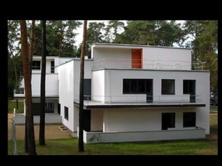 Mies Van Der Rohe diseñó en 1929 la silla Barcelona, formada por marcos curvados en X, de tiras de acero cromado, cubierta por cojines de cuero.La creación de Breuer y Van Der Rohe, buscaba conciliar el diseño con la producción en serie, y lo logró con creces.