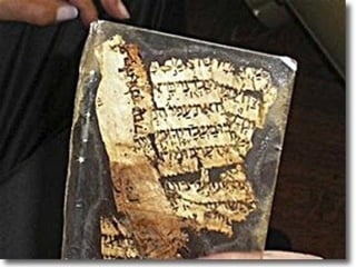 Códice de Alepo, uma bíblia de 920 depois de Cristo


                                                       27/11/2007

Um pedaço de 8 centímetros do Códice de Alepo, um manuscrito
da Bíblia Hebraica de 1087 anos, foi vendido ao Instituto Ben Zvi
de Jerusalém, depois de18 anos, durante os quais os estudiosos de
Israel tentavam adquiri-lo de Sam Sabbagh. Sabbagh salvou esse
fragmento de um incêndio em Alepo, na Síria, em 1947, quando
uma multidão, com raiva, queimou a sinagoga, depois da decisão
das Nações Unidas de criar um estado Hebraico na Palestina.
Desde então Sabbagh levou consigo esse manuscrito como se
fosse     um    amuleto.    Ele    morreu    há     dois    anos.

Com palavras dos dois lados, o fragmento e uma das partes que
faltam ao codice. O manuscrito è uma copia da Biblia escrita em
920 depois de Cristo, em Tiberiades, por Shlomo Bem Buya’a. 100
anos após a sua escritura, ele foi comprado pela comunidade
karaita, que o transferiu para Jerusalém. Durante as cruzadas a
sinagoga foi invadida e os livros foram levados para o Egito.
Durante os 300 anos seguintes ficaram por ali, onde, segundo
Maimonides, eram muito bem cuidados. Em 1375 foi levado para
a Síria e desde então é conhecido como “Códice de Alepo”.

O pedaço em questão traz uma passagem do livro do Êxodo, com
as palavras de Moisés ao Faraó: “Deixa partir o meu povo para
que                       possa                      servir...”

O inteiro Códice de Alepo hoje está no Museu do livro, em
Jerusalém. Originalmente ele tinha 487 folhas, mas hoje possui
apenas 294. A maior parte do Pentateuco, os primeiros 5 livros da
Bíblia, foi perdida, assim como os últimos livros: Eclesiastes, Jô,
Ester                          e                           Esdras.

Alguns dizem que existem outros fragmentos do Códice, que
podem ter sido recuperado durante o incêndio em Alepo, em
1947. Mas isso é apenas uma hipótese.
 