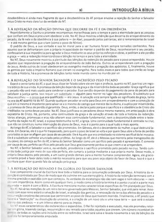 xi INTRODUÇÃO À BÍBLIA
desobediência é ainda mais flagrante do que a desobediência do AT porque envolve a rejeição do Senhor e Salvador
Jesus Cristo na mais clara luz da verdade do NT.
3. A REVELAÇÃO DA BÊNÇÃO DIVINA QUE DECORRE DA FÉ E DA OBEDIÊNCIA
Repetidamente a Escritura promete recompensas maravilhosas para o tempo e para a eternidade para as pessoas
que confiam em Deus e procuram obedecer a ele. No AT, Deus mostrou a bênção que decorria do arrependimento do
pecado, da fé nele e da obediência à sua palavra — de Abel, passando pelos patriarcas, até o remanescente de Israel
— e até mesmo gentios que criam (como o povo de Nínive).
0 padrão de Deus, a sua vontade e sua lei moral para o ser humano foram sempre tornados conhecidos. Para
aqueles que se defrontaram com a própria incapacidade de manter o padrão de Deus, reconheceram o seu pecado,
confessaram a sua impotência para agradar a Deus mediante os seus próprios esforços e obras, e pediram a ele perdão
e graça — veio a redenção misericordiosa e bênção no tempo e para toda a eternidade.
No NT, Deus novamente mostrou a plenitude das bênçãos da redenção do pecado para o povo arrependido. Houve
aqueles que responderam à pregação de arrependimento de João Batista. Outros se arrependeram com a pregação
de Jesus. Ainda outros de Israel obedeceram ao evangelho mediante a pregação dos apóstolos. E, finalmente, houve
os gentios por todo o Império Romano que creram no evangelho. Para todos esses e para todos que crerão ao longo
de toda a História, há a promessa de bênçãos tanto neste mundo como no mundo por vir.
4. A REVELAÇÃO DO SENHOR SALVADOR E O SACRIFÍCIO PELO PECADO
Esse é o cerne tanto do AT, o qual Jesus disse ter falado sobre ele em tipo e profecia, quanto no NT, que traz um regis­
tro bíblico de sua vinda. A promessa da bênção depende da graça e da misericórdia dada ao pecador. Graça significa que
o pecado não será mais usado para condenar o pecador. Esse perdão depende do pagamento da pena do pecado para
satisfazer a justiça santa. Isso requer um substituto — alguém para morrer no lugar dos pecadores. O substituto que
Deus escolheu — o único que era qualificado — era Jesus. A salvação está sempre ligada ao significado da graça, tanto
na era do AT quanto na do NT. Quando qualquer pecador se volta para Deus em arrependimento e com a convicção de
que em si mesmo é impotente para salvar-se a si mesmo do castigo que merece da ira divina, e suplica por misericórdia,
a promessa de Deus de perdão é garantida. Deus, então, o declara justo porque o sacrifício e a obediência de Cristo são
creditados na conta desse pecador. No AT, Deus justificava os pecadores dessa mesma maneira, em antecipação à obra
expiatória de Cristo. Há, portanto, uma continuidade da graça e da salvação através de toda a história da redenção.
Várias alianças, promessas e eras não alteram essa continuidade fundamental, nem a descontinuidade entre o teste­
munho da nação no AT, Israel, e o povo testemunha no NT, a Igreja. Uma continuidade fundamental é centrada na cruz,
que não se constituiu numa interrupção do plano de Deus, mas é o ponto para o qual tudo o mais aponta.
Ao longo do AT, o Salvador e o sacrifício são prometidos. Em Gênesis, ele é o descendente da mulher, o qual destruirá Sa­
tanás. Em Zacarias, ele é o que foi traspassado, para quem o povo de Israel se volta e por quem Deus abre a fonte de perdão
para todos os que se afligem por causa do seu pecado. Ele é Aquele que era simbolizado no sistema sacrifical da lei mosaica.
Ele é o substituto sofredor anunciado pelos profetas. Ao longo do AT, ele é o Messias que morreria pelas transgressões do
seu povo; do começo ao fim do AT, o tema do Senhor Salvador como um sacrifício pelo pecado é apresentado. É somente
por causa de seu perfeito sacrifício pelo pecado que Deus graciosamente perdoa os que creem e se arrependem.
No NT, o Senhor Salvador vem e, na verdade, providencia o sacrifício prometido pelo pecado na cruz. Tendo cum­
prido toda justiça por meio de sua vida perfeita, ele cumpriu a justiça mediante a sua própria morte. Desse modo, o
próprio Deus expiou pelo pecado, a um custo grande demais para a mente humana compreender. Agora, ele gracio­
samente provê a favor deles todo o mérito necessário para que seu povo seja objeto do favor de Deus. Isso é o que a
Escritura quer dizer quando fala da salvação pela graça.
5. A REVELAÇÃO DO REINADO E DA GLÓRIA DO SENHOR SALVADOR
Esse componente crucial da Escritura leva toda a história para a consumação ordenada por Deus. A história da re­
denção é controlada por Deus de modo que ela culmine em sua eterna glória. A história da redenção terminará com a
~iesma precisão e exatidão com que começou. As verdades da escatologia não são nem vagas e nem obscuras — nem
ilo sem importância. Assim como em qualquer livro, o modo como a história termina é o ponto crucial e a parte mais
r::erada — assim é com a Bíblia. A Escritura menciona muitas características específicas do fim planejado por Deus.
o AT, há várias menções de um reino terreno governado pelo Messias, Senhor Salvador, que virá para reinar. Asso-
: =do com esse reino estará a salvação de Israel, a salvação dos gentios, a renovação da terra dos efeitos do pecado e a
•essurreição corpórea das pessoas que pertencem ao povo de Deus que tiverem morrido. Finalmente, o AT prediz que
- =.erá a "destruição" ou dissolução do universo, e a criação de um novo céu e uma nova terra — que será o estado
e:e'no dos piedosos — e um inferno eterno para os ímpios.
No NT essas características são esclarecidas e expandidas. O Rei foi rejeitado e executado, mas ele prometeu retor-
-; -em glória, trazendo castigo, ressurreição e seu reinado para todos aqueles que crerem. Um número incontável de
j í *: os de todas as nações será incluído entre os redimidos. Israel será salva e levada novamente à raiz de bênçãos da
: 5 eia foi temporariamente amputada.
 