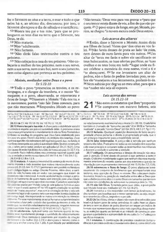 119 ÊXODO 20-21
fez o Sen h o r os céus e a terra, o mar e tudo o que
neles há e, ao sétimo dia, descansou; por isso, o
Sen h o r abençoou o dia de sábado e o santificou,
12?Honra teu pai e tua mãe, rpara que se pro­
longuem os teus dias na terra que o Sen h o r , teu
Deus, te dá.
135Não matarás.
14‘Não “adulterarás.
15vNão furtarás.
16 ""Não dirás falso testemunho contra o teu
próximo.
17*Não cobiçarás a casa do teu próximo.yNão co-
biçarás a mulher do teu próximo, nem o seu servo,
nem asua serva, nem o seu boi, nem o seujumento,
nem coisa alguma que pertença ao teu próximo.
Moisés, mediador entre Deus e opovo
Dt5.22-33
182Todo o povo “presenciou os trovões, e os re­
lâmpagos, e o clangor da trombeta, e o monte ^fu-
megante; e o povo, observando, se estremeceu e
ficou de longe.19Disseram a Moisés: cFala-nos tu, e
te ouviremos; porém "'não fale Deus conosco, para
que não morramos. 20Respondeu Moisés ao povo:
‘"Não temais; 'Deus veio para vos provar e^para que
o seutemor esteja diante devós, afimdeque não pe­
queis, 210 povo estava de longe, em pé; Moisés, po­
rém, se chegou ;'à nuvemescura onde Deus estava.
Leis acerca dosaltares
22 Então, disse o Sen ho r a Moisés: Assim dirás
aos filhos de Israel: Vistes que 'dos céus eu vos fa­
lei. 23Não fareis deuses de prata ao lado 'de mim,
nem deuses de ouro fareis para vós outros. 24Um
altar de *terra me farás e sobre ele sacrificarás os
teus holocaustos, as tuas ofertas pacíficas, as 'tuas
ovelhas e os teus bois; em todo “lugar onde eu fi­
zer celebrar a memória do meu nome, virei a ti e
"te abençoarei. 25"Se me levantares um altar de
pedras, não o farás de pedras lavradas; pois, se so­
bre ele^manejares a tua ferramenta, profaná-lo-ás.
26Nem subirás por degrau ao meu altar, para que a
tua?nudez não seja ali exposta.
Leis acerca dos servos
Dt 15.12-18
A 1São estes os estatutos que lhes “proporás:
mL I 2i,Se comprares um escravo hebreu, seis
12 «Lv 19.3 'D l 3.16,33; 6.2; 11.8-9 13-‘ Rm13.9 14 ; Ml 5.27 >■Dt 5.10 15 vLv 19.11,13 16 "D l 5.20 17 «(Ü 5.3,5! >'[Ml 5.28] 18 2Hb 12:18-19
aAp 1.10,12 f ,Êx 19.16.18 1 9 'Hb 12.19''015.5,23-27 20 «'[lí 41.10,13) f[Dl 13.3]«Is8.13 21*6x19.16 22 1Dt4.36;.5.2426 23'Êx 32.1-2,4 24*Êx20.25;
27.1-8'Èx2 4 5 m2Cr 6.6*Gn 12.2 25 0Dl 27.5 PJs 8.30-31 26 « Éx 28.42-43 CAPÍTULO 21 1 aÊx 24.3-4; Dt 4.14; 6.1 2 ''Lv 25.39-43; Dl 15.12-18; Ir 34.14
20.12-16 Cf. Mt 19.18-19; Mc Í0.19; Lc 18.20.
20.12 Honra teu pai etua mãe. A chaveparaaestabilidadesoeial é
reverência e respeito aos pais e à autoridadedeles. A promessa anexa
relacionava primariamenteo mandamentoàvida naTerra Prometidae
embrava os israelitas do programa que Deus havia estabelecido para
; e para seu povo. Dentro dos limites do territóriodos israelitas, Deus
esperavaqueeles nãotolerassemdelinqüênciajuvenil,que, noíundo, é
manifestodesrespeitoaospaiseàautoridadedeles. Severasconsequên-
: as, a saber, pena capital, podiamser aplicadas (cf. Dt 21.18-21). Uma
dascausasdoexíliobabilônicofoi afaltadehonraaos pais (Ez 22.7/15).
Oapóstolo Paulo individualizou essa promessa nacional quando apli-
cou averdadeacrentes nasua épocafcf. Mt 15.4; Mc 7.10; Ef6.1-3-).
20.13-15 Cf. Rm 13.9.
20.13 matarás. A naturezairreversíveldasentençadomortedivina-
~ente imposta a cada assassino que matava intencionalmente outra
ressoa (cf. 21.12: Nm35.17-21) permanece semparalelo na literatura
t em códigos legais no antigo Oriente Próximo. Além disso, a santi­
dade da vida humana está em realce nas passagens que tratam de
— nato não intencional. A morte acidental trazia consigo a pena-
i z íx de banimento de quem matou sem intenção para uma cidade
jc 'í^-gioatéqueosumosacerdote morresse. Cuidadosa apreciação
:ü oaiavras usadas por Moisés (uma de sete palavras hebraicas para
í'm e que 6 usada apenas 47 no NT) sugere a tradução nosentido
-~: o de"matar, assassinar", mascomaconotaçãodetiraravidasob
-- =«ema legal ondeapessoa teriaqueresponderàsestipulaçõesde
_- código legal, nãoimportando se matousemintenção ou intendo-
lamente. Poressemandamento, osseres humanosseriamlembrados
t e .rtados a lutar pelo cuidado das questões pertinentes à vida, de
que, no níveldos relacionamentos pessoais, ninguémmorresse
:r e !jas mãos. Vejanota em21.12-14 (cf. Mt 5.21; Tg2.11).
.0.14 adulterarás. Aplicável tanto aos homens quanto às mu-
-c-fí esse mandamento protege a santidade do relacionamento
- -.cnial. Deus instituíra o casamento por ocasião da criação
": ~em e da mulher (Gn 2.24) e abençoara o mesmo como o
“ •r ; ;era encher a terra (Gn 1.28). A penalidade por infidelidade
no relacionamento matrimonial era a morte(Lv 20.10). O adultério
também é chamado de "tamanho pecado" (Gn 20.9) e "tamanha
maldade" e pecado "contra Deus" (cf. Gn 39.9; Mt 5.27; Tg 2.11).
20.15 furtarás. Qualquer aquisição desonesta de bens ou pro­
priedade alheios perturba o direito à propriedade privada, que é
um princípio importante para a estabilidade social.
20.16 falso testemunho. A justiça não é servida por nenhum
testemunho falso. Praticamente todas as sociedades têm reconhe­
cido esse princípio e conjuram todas as testemunhas nos tribunais
a dizerem a verdade e somentea verdade.
20.17 cobiçarás. Os pensamentos e desejos do coração não esca­
pam à atenção. O forte desejo de possuir o que pertence a outro é
errado. O décimo mandamentosugere que nenhumdos nove manda­
mentosanterioresdiz respeitoapenas aos atos exteriores e que não te­
nharelaçãocomospensamentosinteriores(cf. Mt 15.19; Km7.7; 13.9).
20.18 estremeceu e ficou de longe. O povo afastou-se teme-
rosamente do conjunto He fenômenos que acompanharam essa
teofania, essa aparição de Deus no monte. Eles colocaram instin­
tivamente Moisés na posição de mediador entre eles e Deus por­
que a distância entre eles oo santo Deusera tamanha que temiam
não estar em condições de sobreviver na presença dele (v. 19).
20.19 não fale Deus. Temendo pelas suas vidas, o povo pediu
que Moisés fosse seu mediador (cf. Hb 12.18-21).
20.20 Instruídos a não responder com temor ao fenômeno, foi
dito tambémaos israelitasque otemor apropriado, ou seja, respei­
to e reverência a Deus, impedem o pecado.
20.22-26 Sacrifícios, ofertas e altaresnãoeramdesconhecidos para
Israel e já faziam parte de certas cerimônias de cullo. Nem os altares
de terra e nemos altares de pedra deveriam ler sequer um indício de
formato que representassealgumacoisa maisespecífica; dessa manei­
ra, as restrições quanto ao formato e ao método de construção asse­
gurariamapertinência eapropriedadedoseuculto. Lv 1—7esboçaos
sacrifíciosmosaicos.
21.1 estatutos. A combinação de preceitos casuísticos (jurispru­
dência) e preceitosevidentes (mandamentodireto), comodetalhada
 