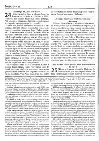 ÊXODO 24-25 124
A aliança de Deus com Israel
JK 1Disse também Deus a Moisés: Sobe ao
f c i T * Se n h o r , tu, e Arão, e "Nadabe, e Abiú,
he setenta dos anciãos de Israel; e adorai de longe.
2Só Moisés se chegará ao S e n h o r; os outros não
se chegarão, nem o povo subirá com ele.
3 Veio, pois, Moisés e referiu ao povo todas as pa­
lavras do Se n h o r e todos os estatutos; então, todo
o povo respondeu a umavoz edisse: cTudo o que fa­
lou o Se n h o r faremos. 4Moisés "escreveu todas as
palavras do Se n h o r e, tendo-se levantado pela ma­
nhã de madrugada, erigiu um altar ao pé do monte
e doze ‘'colunas, segundo as dozetribos de Israel. 5E
enviou alguns jovens dos filhos de Israel, os quais
ofereceram ao Se n h o r •'holocaustos e sacrifícios
pacíficos de novilhos. eMoisésstomou metade do
sangue e o pôs em bacias; e a outra metade aspergiu
sobre o altar. 7E ^tomou o livro da aliança e o leu ao
povo; e eles disseram: Tudo o que falou o Se n h o r
faremos e obedeceremos. 8Então, tomou Moisés
aquele sangue, e o aspergiu sobre o povo, e disse:
Eis aqui 'o sangue da aliança que o Se n h o r fezcon­
vosco a respeito de todas estas palavras.
9E subiram Moisés, e Arâo, e Nadabe, e Abiú, e
setenta dos anciãos de Israel. 10E 'viram o Deus de
Israel, sob cujos pés havia uma como pavimenta­
ção de A'pedra de safira, que se parecia com o 'céu
na sua claridade.11Ele "'não estendeu a mão sobre
os escolhidos dos filhos de Israel; porém "eles vi­
ram a Deus, e 0comeram, e beberam.
Moisés e os anciãossobem novamente
ao monte
12Então, disse o Se n h o r aMoisés^Sobe a mim,
ao monte, e fica lá; dar-te-eiítábuas de pedra, e a
lei, e os mandamentos que escrevi, para os ensina-
res. 13Levantou-se Moisés com 'Josué, seu servi­
dor; e, subindo Moisés ao monte de Deus, 14disse
aos anciãos: Esperai-nos aqui até que voltemos a
vós outros. Eis que Arão e ‘Hur ficam convosco;
quem tiver alguma questão se chegará a eles.
15Tendo Moisés subido, 'uma nuvem cobriu o
monte. 16E “a glória do Se n h o r pousou sobre o
monte Sinai, e a nuvem o cobriu por seis dias; ao
sétimo dia, do meio da nuvem chamou o Se n h o r
a Moisés. 170 aspecto da glória do Se n h o r era
como vum fogo consumidor no cimo do monte,
aos olhos dos filhos de Israel. 18E Moisés, entran­
do pelo meio da nuvem, subiu ao monte; e “lá per­
maneceu quarenta dias e quarenta noites.
Deus manda trazer ofertaspara otabernáculo
Êx 35.4-9
^ C 1Disse o Se n h o r a Moisés: 2Fala aos fi-
lhos de Israel que me tragam oferta; “de
todo homem cujo coração o mover para isso, dele
CAPÍTULO 24 1 *Lv 10.1-2 òNra 11.16 3 ‘ Êx 19.8; 24.7 4 ■'Dt 31.9 s Cn 20.1 D 5 ’ êx 18.12; 20.24 6SH b9.l8 7 fcHb9.19 8'|Lc22.20)
10*’ :Jü 1.18; 6.46) * Ez 1.26 •'Ml 17.2 11 mÊx 19.21" Cil 32.30 0 ICo 10.18 12 » Ex 24.2,15 9 fx 31.18; 32.1S 13f Éx:í2.17 14 ' tx 17.10,12 1 5 '[xl9 .9
16 !íÉx 16-1-0; 33-18 17 vOt 4.26,36; 9.3 18"'Px34.28 CAPÍTULO 25 2 2Éx 35.4-9.21
Israel para com outros povosfora daTerra Prometida seria diferente
(cf. Dt 20.10-18).
24.4 doze colunas. Diferentemente de colunas pagas (23.24), estòs
foramconstruídasprarepresentaras 12triboseforamcolocadasaolado
doaltarque Moisés haviaerigidoempreparaçãoàcerimôniade retifica­
çãodaaliança. Elasnãomarcavamolocal dccultode umdeus pagão.
24.5 jovens. Possivelmente uma referência aos filhos primogê­
nitos que oficiavam até que a lei indicou os levitas para tomarem
o lugar deles.
24.7 o livro da aliança. Leis civis, sociais e religiosas foram recebi­
das por Moisés no monteSinai,apresentadas oralmente(v. 3), depois
escritas (v. 4) e lidas ao povo. Esse livro continha não apenas uma
detalhada ampliação do Decálogo (20.22—23.33), mas também os
próprios Dez Mandamentos (20.1-17) e uma apresentação prelimi­
nar abreviada de umtratado (19.3-6). Vejanotas em I9.3-8; 20.3-77.
24.8 e o aspergiu sobre o povo. Por esse ato, Moisés, em res­
posta à aceitação positiva e a afirmação de obediência do povo
apósouvirem aleitura do livrodaatiança, selouoficialmenteo trata­
do com sangue, costumeesse que eracomum (cf. Gn 13.9-13,17).
A metade do sangue usadofoi aspergida sobre o altar como parte
da consagração da cerimônia. Dessa maneira, os representantes
de Israel foram qualificados para subir ao monte e participar da
refeição da aliança com |avé (24.11; cf. Hb 9.20).
24.9,11 viram a Deus. Os representantes que acompanharam
Moisés no monte, segundo instruções de Deus, foram privilegiados
em ver Deus sem serem consumidos pela santidade dele. O que
precisamente viram permanece ponto ignorado e deve ser mantido
denlro da descriçãodada, aqual focaliza somentesobreoqueestava
sol) os pês de Deus. Talvez isso indique que somente houve uma
manifestaçãoparcial, como aquelaverificada peranteMoisés (.33.20),
ou que os anciãos, na presença da divina majestade, beleza e força
(cf. SI 96.6), nãoousaramlevantar os olhos acima doestradodos pés.
24.10 pavimentação de pedra de safira. A descrição soa seme­
lhante auma comparação com lápis-lazúli, uma pedrapreciosa azul-
-opaco, muita usada naquele tempo na Mesopotâmia e no Egito.
24.12 tábuas de pedra. Pela primeira vez, é feita menção à
forma que a revelação da iei assumiria: tábuas de pedra. Estas
também foram chamadas de "tábuas do Testemunho" (31.18) e
"tábuas da aliança" (Dt 9.9).
24.14 Hur. Veja nota em 17.10.
24.16-18 Essafoi aprimeira(terminandoem 32.6) de duas (40 dias
e 40noites)viagensao Sinai (cf. 34.2-28). A visãoinspiradoradepavor
ria nuvem da glória de Deus, a Shekinab, repousando sobre o monte
e na qual Moisés desapareceu por 40 dias e noites, impressionou a
todospela singularimportância desseacontecimento nahistóriade Is­
rael. Duranteessesdias Moisés recebeu todasas instruçõessobreota­
bernáculo, sua mobíliaeadornos(caps.25—31). O pousodaShckinãh
sobre o tabernáculo quando sua construção fora terminada impres­
sionou os israelitas pela singular importância dessa estrutura no culto
de Israel aJavé eo relacionamentodos israelitas com ele(40.34-38).
23.1—40.38 Nos capítulos finais, o íoco primário de atenção
está sobre o projeto e a consirução do lugar central de culto do
povo. Em preparo à ocupação da Terra Prometida, os israelitas
receberam um sistema de lei para regulamentar a vida individual
e nacional, para evitar a exploração do pobre e do estrangeiro
e salvaguardá-los do politeísmo e da idolatria. Que essas reco­
mendações preventivas eram necessárias foi confirmado pelo in­
cidente idólatra do bezerro de ouro (32.1-35). A bem detalhada
e divinamente dada planta do tabernáculo elimina toda especula­
ção sobre se ela temqualquer semelhança com os pequenos san-
 