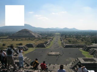 þÿTeotihuacan (náhuatl:
TeMt+huacn, 'Ciudad de los
dioses' )? es el nombre de una
zona arqueológica localizada en
el valle del mismo nombre, que
forma parte de la Cuenca de
México. Dista unos 40
kilómetros al noreste de la
Ciudad de México y forma parte
de los municipios de San Juan
Teotihuacan y San Martín de las
Pirámides, en el noreste del
estado de México. Aunque la
ciudad llegó a tener una
superficie de aproximadamente
20 km2, en la actualidad, el
conjunto de monumentos
arqueológicos que se encuentra
abierto a la visita del público
representa aproximadamente la
décima parte de la ciudad
original.



Desde la época precolombina,
la ciudad de Teotihuacan fue
objeto del interés de los pueblos
que sucedieron a los
teotihuacanos en Mesoamérica.
En el Templo Mayor de
México-Tenochtitlan se han
descubierto numerosas reliquias
de origen teotihuacano, por lo
que se ha llegado a la
conclusión que entre los
primeros exploradores del
yacimiento arqueológico se
encontraban los propios
mexicas. No fue sino hasta el
siglo XX cuando se procedió a
la restauración de los
monumentos más
sobresalientes de la ciudad: las
pirámides del Sol y la Luna,
localizadas en las
inmediaciones del Camino de
los Muertos.



Teotihuacan fue inscrita en la
lista del Patrimonio de la
Humanidad por la UNESCO en
1987. Se trata de la zona