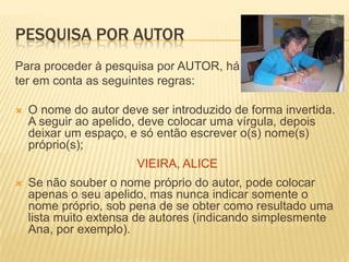 O utilizador procura nas estantes o material do seu interesse, estando atento à sinalização e localização diferenciadas.
