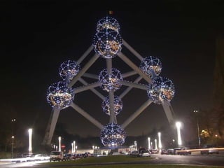 Coctruit au cours de l'Exposition universelle de 1958 à Bruxelles, l'Atomium est devenu un véritable symbole de la
capitale de la Belgique. Fabriqué en acier et de l'aluminium, l'ensemble représente un cristal de fer.
 