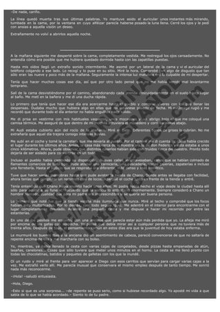 –De nada, cariño.
La línea quedó muerta tras sus últimas palabras. Yo mantuve asido el auricular unos instantes más mirando,
tumbada en la cama, por la ventana en cuyo alféizar parecía haberse posado la luna llena. Cerré los ojos y le pedí
con ansias a aquella visión un deseo.
Extrañamente no volví a abrirlos aquella noche.

A la mañana siguiente me desperté sobre la cama, completamente vestida. Me restregué los ojos cansadamente. No
entendía cómo era posible que me hubiera quedado dormida hasta con las zapatillas puestas.

V
FA ER
ht
N SI
tp F Ó
:// IC N
V
ht O E O
tp .c N RI
:// os ES G
vo a P IN
.h te AÑ AL
ol ca O ,
.e .c L
s o
m

Hasta mis oídos llegó un extraño sonido intermitente. Me asomé por un lateral de la cama y vi el auricular del
teléfono colgando a ese lado. Lo recogí y lo puse en su sitio. Miré la hora. Comprobé con algo de disgusto que tan
sólo eran las nueve y poco más de la mañana. Seguramente la intensa luz matutina era la culpable de mi despertar.
Tenía que hacer muchas cosas ese día, así que por otro lado pensé que no me había venido mal levantarme
temprano.
Salí de la cama desvistiéndome por el camino, abandonando cada prenda descuidadamente en el suelo hasta llegar
al baño. Me metí en la bañera y me di una ducha rápida.
Lo primero que tenía que hacer ese día era acercarme hasta el pueblo y comprar víveres con los que llenar las
despensas. Dudaba mucho que hubiera algo en ellas que no estuviese pasado de fecha. Mi estómago rugió y me
recordó que durante todo el día anterior no había engullido nada sólido.
Me di prisa en vestirme con mis habituales vaqueros, unos mocasines y un abrigo bajo el que me coloqué una
camisa térmica. Me aseguré de que dentro de mi mochila estuviera el monedero y corrí escaleras abajo.
Mi Audi estaba cubierto aún del rocío de la mañana. Miré el cielo. Diferentes tonos de grises lo cubrían. No me
extrañaría que aquel día trajera consigo intensas lluvias.
Me subí en el coche y tomé la carretera que me llevaría al pueblo. Por el camino me di cuenta de cómo había crecido
el lugar durante los últimos años. Antes, la casa más cerca de la nuestra era la de don Federico y ésta estaba a unos
cinco kilómetros. Ahora, pude observar que distintos caseríos habían sido construidos cerca del nuestro. Pronto todo
dejaría de ser aislado para convertirse en un todo.
Incluso el pueblo había cambiado su disposición. Nuevas calles lo atravesaban, calles que se habían colmado de
flamantes comercios de todo tipo. Pude atisbar una carnicería, una pescadería, varias joyerías, zapaterías e incluso
una ferretería. Hasta el bullicio que se respiraba era diferente, más denso y más frenético.
Tuve que hacer varias maniobras hasta que pude avistar la tienda de Chano. Donde antes se llegaba con facilidad,
ahora tenías que completar un recorrido casi de locos. Aparqué el coche justo en frente de la tienda y entré.
Tenía entendido que Chano había muerto hacía unos años. Mi padre había hecho el viaje desde la ciudad hasta allí
sólo para acudir a su funeral. Recuerdo que la noticia lo entristeció enormemente. Siempre consideró a Chano un
hombre honrado, cualidad que para mi padre era imprescindible si se quería ser buena persona.
Lo primero que noté fue que la tienda estaba más iluminada que nunca. Miré al techo y comprobé que los focos
habían sido multiplicados. Por lo demás, casi todo seguía igual. Me adentré en el interior para encontrarme con el
lugar completamente desolado. Alcancé una pequeña cesta y me dispuse a hacer mi recorrido por entre las
estanterías.
En uno de los pasillos me encontré con una anciana que parecía estar aún más perdida que yo. La añeja me miró
por encima de las gafas con sospecha. Yo pensé que debía mirar así a cualquier persona que no tuviera más de
treinta años. Después de todo, el pensamiento común en estos días era que la juventud de hoy estaba enferma.
Le murmuré los buenos días y la anciana dio un asentimiento de cabeza, pareció convencerse de que no saltaría de
repente encima de ella y me marcharía con su bolso.
Yo, mientras, ya había llenado la cesta con varias cajas de congelados, desde pizzas hasta empanadas de atún,
lasañas, canelones... Cosas que sólo tuviera que meter unos minutos en el horno. La cesta se me llenó pronto con
todas las chocolatinas, batidos y paquetes de galletas con los que la inundé.
Oí un ruido y miré al frente para ver aparecer a Diego con esos carritos que servían para cargar varias cajas a la
vez. Me extrañó verlo allí. Me parecía inusual que conservara el mismo empleo después de tanto tiempo. Me sonrió
nada más reconocerme.
–¡Hola! –saludó entusiasta.
–Hola, Diego.
–Esto si que es una sorpresa... –de repente se puso serio, como si hubiese recordado algo. Yo aposté mi vida a que
sabía de lo que se había acordado.– Siento lo de tu padre.

 