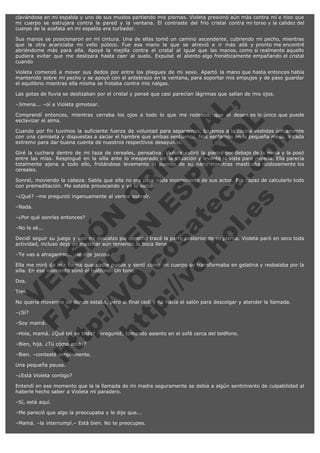 clavándose en mi espalda y uno de sus muslos partiendo mis piernas. Violeta presionó aún más contra mí e hizo que
mi cuerpo se estrujara contra la pared y la ventana. El contraste del frío cristal contra mi torso y la calidez del
cuerpo de la azafata en mi espalda era turbador.
Sus manos se posicionaron en mi cintura. Una de ellas tomó un camino ascendente, cubriendo mi pecho, mientras
que la otra acariciaba mi vello púbico. Fue esa mano la que se atrevió a ir más allá y pronto me encontré
abriéndome más para ella. Apoyé la mejilla contra el cristal al igual que las manos, como si realmente aquello
pudiera evitar que me deslizara hasta caer al suelo. Expulsé el aliento algo frenéticamente empañando el cristal
cuando
Violeta comenzó a mover sus dedos por entre los pliegues de mi sexo. Apartó la mano que hasta entonces había
mantenido sobre mi pecho y se apoyó con el antebrazo en la ventana, para soportar mis empujes y de paso guardar
el equilibrio mientras ella misma se frotaba contra mis nalgas.
Las gotas de lluvia se deslizaban por el cristal y pensé que casi parecían lágrimas que salían de mis ojos.

V
FA ER
ht
N SI
tp F Ó
:// IC N
V
ht O E O
tp .c N RI
:// os ES G
vo a P IN
.h te AÑ AL
ol ca O ,
.e .c L
s o
m

–Jimena... –oí a Violeta gimotear.

Comprendí entonces, mientras cerraba los ojos a todo lo que me rodeaba, que el deseo es lo único que puede
esclavizar el alma.
Cuando por fin tuvimos la suficiente fuerza de voluntad para separarnos, bajamos a la cocina vestidas únicamente
con una camiseta y dispuestas a saciar el hambre que ambas sentíamos. Nos sentamos en la pequeña mesa, a cada
extremo para dar buena cuenta de nuestros respectivos desayunos.
Giré la cuchara dentro de mi taza de cereales, pensativa. Violeta estiró la pierna por debajo de la mesa y la posó
entre las mías. Respingué en la silla ante lo inesperado de la situación y levanté la vista para mirarla. Ella parecía
totalmente ajena a todo ello, frotándose levemente el puente de su nariz mientras masticaba ruidosamente los
cereales.
Sonreí, moviendo la cabeza. Sabía que ella no era para nada inconsciente de sus actos. Era capaz de calcularlo todo
con premeditación. Me estaba provocando y yo lo sabía.
–¿Qué? –me preguntó ingenuamente al verme sonreír.
–Nada.

–¿Por qué sonríes entonces?
–No lo sé...

Decidí seguir su juego y con mi descalzo pie derecho tracé la parte posterior de su pierna. Violeta paró en seco toda
actividad, incluso dejó de masticar aún teniendo la boca llena.
–Te vas a atragantar... –le dije jocosa.

Ella me miró de esa forma que nadie puede y sentí como mi cuerpo se transformaba en gelatina y resbalaba por la
silla. En ese momento sonó el teléfono. Un tono.
Dos.

Tres.

No quería moverme de donde estaba, pero al final cedí y fui hacia el salón para descolgar y atender la llamada.
–¿Sí?

–Soy mamá.

–Hola, mamá. ¿Qué tal va todo? –pregunté, tomando asiento en el sofá cerca del teléfono.
–Bien, hija. ¿Tú cómo estás?

–Bien. –contesté simplemente.
Una pequeña pausa.

–¿Está Violeta contigo?
Entendí en ese momento que la la llamada de mi madre seguramente se debía a algún sentimiento de culpabilidad al
haberle hecho saber a Violeta mi paradero.
–Sí, está aquí.
–Me pareció que algo la preocupaba y le dije que...
–Mamá. –la interrumpí.– Está bien. No te preocupes.

 