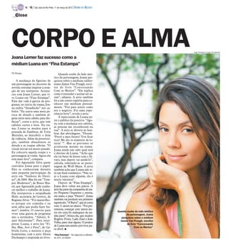 TV -   16 / São José do Rio Preto, 11 de março de 2012 DIÁRIO DA REGIÃO

   Close




CORPO E ALMA
Joana Lerner faz sucesso como a
                                                                                                                    Jorge Rodrigues Jorge/Divulgação




médium Luana em “Fina Estampa”
TV Press                                       Quando soube do lado mís-
                                           tico da personagem, Joana pes-
     A mudança do figurino de              quisou sobre o médium califor-
um personagem no decorrer da               niano James Van Praagh, escri-
novela costuma inspirar a atua-            tor do livro “Conversando
ção de seu intérprete. Aconte-             Com os Mortos”. “Ele explica
ceu com Joana Lerner, que vi-              como é entender e aceitar ser as-
ve Luana em “Fina Estampa”.                sim”, adianta. A atriz também
Para dar vida à garota de pro-             foi a um centro espírita para co-
grama, no início da trama, Joa-            nhecer um médium pessoal-
na exibia “dreadlocks” nos ca-             mente. “Fui para sentir como
belos. “Eu usava uma meia pe-              era o negócio. Foi uma expe-
ruca de dreads e também al-                riência forte”, revela a atriz.
guns entre meu cabelo, para dis-               A repercussão de Luana en-
farçar”, conta a atriz, que tem            tre o público foi positiva. “Ago-
                                           ra, com a mudança nos cabelos,
cabelos curtos e lisos. Na tra-
                                           as pessoas me reconhecem na
ma, Luana se mudou para a
                                           rua”. A atriz se diverte ao lem-
pousada de Zambeze, de Totia
                                           brar das abordagens. “Dizem:
Meireles, ao descobrir o dom               ‘Prevê o meu futuro! Vou ficar
da vidência. Além da prostitui-            rica? Me diz os números da lo-
ção, também abandonou os                   teria! ‘“. Mas as previsões só
dreads e as roupas sóbrias. “O             acontecem mesmo na trama.
visual inicial era muito pesado.           Joana ainda não sabe qual será
Eu colocava aquela roupa e o               o destino de Luana. “Acho que
personagem já vinha. Agora ela             ela vai bater de frente com o Ál-
está mais leve”, compara.                  varo, mas depois vai ajudá-lo”,
     Foi Aguinaldo Silva quem              calcula, referindo-se ao perso-
convidou Joana para o papel.               nagem de Wolf Maya. A atriz
Eles se conheceram durante                 também acha que Luana não te-
uma pequena participação da                rá um final romântico. “Não ve-
atriz em “Senhora do Desti-                jo a Luana com alguém, ela é
no”, de 2004. Mas foi em “Tem-             muito ranzinza”.
pos Modernos”, de Bosco Bra-                   Depois de “Fina Estampa”,
sil, que Aguinaldo pode conhe-             Joana deve voltar aos palcos. A
cer melhor o trabalho de Joana.            atriz faz parte da companhia de tea-
Ela interpretou a atrapalhada              tro Pequena Orquestra e estreia,
Helô, secretária de Goretti, de            em maio, a peça “Dentro”. Joana
Regiane Alves. “Foi maravilho-             também vai produzir seu primeiro
so porque era comédia e eu                 espetáculo, “A Raiva”, que já conta
nem sabia que podia fazer hu-              com 11 atores no elenco. “Fui pre-
mor”, lembra. O convite para               tensiosa, começar com tantos ato-
                                           res em cena foi maluquice da mi-          Quando soube do lado místico
viver uma garota de programa                                                                da personagem, Joana
não a intimidou. “Adorei, fi-              nha parte”, brinca ela, que escalou
                                                                                        pesquisou sobre o médium
quei felicíssima!”. Para inter-            Rogério Fróes, Laila Zaid e João
                                                                                       James Van Praagh, escritor
                                           Velho, para citar alguns. O projeto
pretar Luana, a atriz leu “Fi-                                                              do livro “Conversando
                                           de Luana tem estréia prevista pa-
lha, Mãe, Avó e Puta”, de Ga-                                                                     Com os Mortos”
                                           ra abril. I
briela Leite, e assistiu à peça
homônima, com a atriz Alexia               “Fina Estampa” - De segunda a sábado,
Dechamps e inspirada no livro.             às 21h, na Globo
 