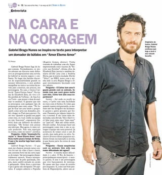 TV -   18 / São José do Rio Preto, 11 de março de 2012 DIÁRIO DA REGIÃO

   Entrevista




NA CARA E
NA CORAGEM
Gabriel Braga Nunes se inspira no texto para interpretar
                                                                                          Originário do
                                                                                          teatro, Gabriel
                                                                                          Braga Nunes
                                                                                          confessa que
                                                                                          hoje a tevê é
                                                                                          seu veículo
um domador de búfalos em “Amor Eterno Amor”                                               favorito

TV Press                                         (Rogério Gomes, diretor). Tinha
                                                 vontade de trabalhar com ele, fiquei
    Gabriel Braga Nunes foge do lu-              impressionado com o sucesso de “Es-
gar-comum. Normalmente, os ato-                  crito nas Estrelas”, última obra da
res adotam um discurso mais defen-               Elizabeth Jhin (autora) e também de-
sivo ao protagonizarem uma novela.               sejava dividir cena com a Andréia
Já Gabriel se mostra seguro e con-               Horta, que já estava escalada. Ela fez
fiante. No lugar dos batidos discur-             “Alice”, na HBO, junto com a mi-
sos de responsabilidade grande ou                nha mãe (a atriz Regina Braga) e fi-
intenso laboratório, o ator prefere              quei extremamente fascinado com
mergulhar no texto e na rotina da no-            seu talento.
vela para construir, aos poucos, seu                 Pergunta – O Carlos tem uma li-
personagem. No caso, o rústico Car-              gação grande com os animais, fa-
los de “Amor Eterno Amor”. Na tra-               zendo com que você grave muito
ma de Elizabeth Jhin, ele vive o fi-             com eles. Como tem sido essa ex-
lho perdido de Verbena – de Ana Lú-              periência?
cia Torre – que possui o dom de acal-                Nunes – Até onde eu recebi no
mar os animais. E garante que não                texto, o Carlos tem uma facilidade
se preocupou com qualquer tipo de                no trato com os bichos. E é claro que
preparação para suas cenas. “No lu-              quando a gente está gravando, os ani-
gar de ficar em casa lendo e pesqui-             mais não são dirigidos tão facilmen-
sando como seria um domador, pre-                te quanto a gente gostaria que fos-
feri chegar no Pará para gravar e fa-            sem. Passamos por alguns imprevis-
zer isso. Quando se ganha um papel               tos, é normal. E são cenas mais de-
como esse, ou você confia na equipe              moradas, sem dúvida. Não é fácil vo-
ou não funciona”, argumenta Ga-                  cê falar para uma onça “para aqui”
briel, hoje um defensor da teledra-              ou “para ali”. Mas não tenho medo.
maturgia. “Me formei sem pensar                  Decidi confiar. Até porque fazer um
em televisão. Mas agora, é o meu veí-            personagem como esse e não se en-
culo preferido. Não tem repetição                tregar à equipe não seria possível. Já
ou rotina, como no teatro”, justifica.           aconteceu de tomar coice e cair do
    Pergunta – Entre “Insensato Co-              cavalo, mas nada grave ou sério. In-
ração” e “Amor Eterno Amor” você                 clusive diversos desses pequenos aci-
ficou muito pouco tempo de férias.               dentes foram incorporados à novela,
O que o fez aceitar logo fazer outra             já que fazem parte da rotina de uma
novela?                                          fazenda.
    Gabriel Braga Nunes – O que                      Pergunta – Essas sequências
mais me chamou atenção nesse con-                com os animais têm sido sua
vite foi sair do vilão e fazer o herói,          maior dificuldade até agora?
um contraste forte em tão curto espa-                Nunes – A minha maior dificul-
                                                                                               Luiza Dantas /Divulgação



ço de tempo. São personagens diame-              dade é o calor. O Rio de Janeiro –
tralmente opostos. Nunca interpre-               principalmente nessa época – é mui-
tei esse tipo de pele queimada, cha-             to quente. E esse é um personagem
péu, meio caubói sentado no cavalo               que vive basicamente de externas.
e galopando. Além disso, a previsão              Eu quase não faço cenas de estúdio
é que a gente não ultrapasse 150 capí-           por enquanto. E, como um bom pau-
tulos. E sempre admirei o Papinha                lista de Higienópolis, adoro um ar-
 