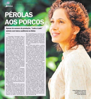 TV -   18 / São José do Rio Preto, 16 de setembro de 2012 DIÁRIO DA REGIÃO

Crônica




PÉROLAS
AOS PORCOS
Apesar do esmero da produção, “Lado a Lado”
estreia com baixa audiência na Globo
TV Press                                              Rio, Camila Pitanga se sobressai com
                                                      sua ousada Isabel. Desde o primeiro
    ”Liberdade, Liberdade! Abre as                    capítulo já fica transparente o entrosa-
Asas Sobre Nós”. O samba de Nilti-                    mento cênico da atriz com Lázaro Ra-
nho Tristeza, Preto Joia, Jurandir e                  mos, que vive o simplório e boa-praça




                                                                                                                            Divulgação
Vicentinho, tema da abertura de “La-                  Zé Maria, um mestre da capoeira. Ca-
do a Lado” - e marcante samba-enre-                   mila e Lázaro também contracena-
do vencedor da Escola de Samba Im-                    ram com intimidade em “Insensato
peratriz Leopoldinense em 1989 - re-                  Coração”.
presenta todo o grito pós-abolicionis-                    As cenas entre ambos, o embate
ta e a rica eclosão artística do início               de Laura e Constância e a doçura da
do século passado. É nesse clima de                   interpretação de Milton Gonçalves co-
interseção de dois universos distintos                mo o ex-escravo Afonso, pai de Isa-
que se passa a nova trama das seis,                   bel, já valem este início festivo da his-
dos estreantes como autores solo João                 tória, que começa a ambientar o teles-
Ximenes Braga e Claudia Lage. Com                     pectador sobre as grandes mudanças
uma meticulosa fotografia do mestre                   regidas por um dos períodos históri-
Walter Carvalho, a produção conta                     cos mais determinantes do último sé-
com enquadramentos e iluminação                       culo tanto nas artes - ele preparou o
que parecem inspiradas em telas im-                   terreno para a Semana de Arte Moder-
pressionistas. Com elas, todo o re-                   na de 1922 -, como em todas as inova-
quinte Art Nouveau da Belle Époque                    ções tecnológicas, como a evolução
                                                      das telecomunicações, do cinema.
se destaca nos detalhes inspiradores
                                                          É neste farto cenário que a direção
da produção de arte e na caprichada
                                                      geral de Dennis Carvalho se sobres-
cenografia da trama, rica em detalhes                 sai. Seja com criativas passagens de ce-
que se estendem até as rendas e borda-                nas com fotos históricas ou mesmo
dos suntuosos dos figurinos.                          com o tom adulto de uma trama que
    Neste clima parisiense e cosmopo-                 facilmente poderia se transformar em
lita, herdado da Cidade Luz no início                 uma minissérie. Afinal, a história que
do século, o núcleo da protagonista                   pelo horário das seis foca mais no ro-
Laura, de Marjorie Estiano, destaca-                  mance pueril, também teria estofo su-
se com as referências históricas. No                  ficiente para percorrer temas mais
contraste cênico, a atuação da trans-                 densos. Ou mesmo ressaltar passa-
gressora Laura com a burocrática e                    gens históricas deste próspero passa-
conservadora criação de sua mãe                       do próximo. No entanto, nem mesmo
Constância, vivida por Patrícia                       o som contagiante da bateria na aber-
Pillar, já mostra que o embate entre                  tura da trama entoando o samba “Li-
as duas atrizes será um dos pontos for-               berdade, Liberdade! Abre as Asas So-
tes da história.                                      bre Nós” conseguiu segurar a audiên-
    No contraponto de toda a riqueza,                 cia do folhetim, prejudicada também
das belas locações encontradas em                     por ir ao ar mais cedo por causa do ho-
Petrópolis e dos bailes da era de ouro,               rário eleitoral. Enquanto “Malhação”
a produção mostra que os negros se                    entregou a audiência com 12 pontos
acostumam com a liberdade, mas ain-                   de média, “Lado a Lado” se ergueu
da convivem com as barbaridades ra-                   seis pontos e atingiu, em sua estreia,      Camila Pitanga se sobressai
cistas. Nesse universo de capoeiris-                  apenas 18 pontos de média, a pior au-           no papel de Isabel, mas
tas, com o rico pano de fundo do nas-                 diência dos últimos cinco anos no ho-          audiência, na estreia da
cimento do samba e das favelas no                     rário da emissora. I                                 novela, não foi boa
 
