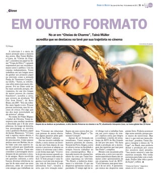 DIÁRIO DA REGIÃO São José do Rio Preto, 16 de setembro de 2012 / 19 - TV

   Close




      EM OUTRO FORMATO                       No ar em “Cheias de Charme”, Tainá Müller
                                    acredita que se destacou na tevê por sua trajetória no cinema
                                                                                                                                                                              Luiza Dantas/Divulgação
TV Press

    A televisão é o meio de
maior projeção para a maioria
dos atores. Mas Tainá Müller,
a Liara, de “Cheias de Char-
me”, considera seu papel no fil-
me “Tropa de Elite 2” o grande
responsável por seu reconheci-
mento entre o público. Cria do
cinema independente, Tainá
trabalhou em seis longas antes
de ganhar seu primeiro papel
na televisão como a mimada
Paula, de “Insensato Coração”,
na Globo. “Antes, as referên-
cias sobre mim eram muito dis-
persas. Foi no filme onde eu
fui mais assistida porque, ob-
viamente, foi um dos longas
de maior sucesso do cinema
brasileiro”, acredita a atriz,
que estreou na produção “O
Cão Sem Dono”, de Beto
Brant, em 2007. “Era um traba-
lho mais ligado à arte. Poucas
pessoas assistiram, mas foi su-
cesso de crítica. Foi algo que
me deu mais notoriedade na
ala artística”, afirma.
    Na trama de Filipe Miguez
e Izabel de Oliveira, Tainá in-
terpreta uma mulher moderna
e descolada que é fã das artes      Depois de se dedicar ao jornalismo, a atriz decidiu firmar-se no cinema e na TV; atualmente interpreta Liara, na trama global das 19 horas
plásticas. Ao longo da história,
sua personagem se envolve
com o grafiteiro Rodinei, papel     área. “Costumo me relacionar       lhante em seus outros dois tra-     vê obriga você a trabalhar bem                paixão forte. Poderia acontecer
de Jayme Matarazzo. ‘’A Liara       com pessoas de mente aberta.       balhos, “Eterna Magia” e “In-       em um curto espaço de tem-                    algo nesse sentido, porque gos-
tem o espírito muito aberto, é      Fiz alguns passeios pelas gale-    sensato Coração”.                   po”, explica a atriz, que chegou              to muito de entrevistar. Mas
sofisticada. Totalmente livre       rias de São Paulo”, salienta.          Apesar de ser formada em        a coordenar o núcleo de jorna-                não é o que está nos meus pla-
de preconceitos. Como passou            Em seu terceiro trabalho na    jornalismo, Tainá sempre se         lismo da MTV do Rio Grande                    nos hoje”, pondera. Tainá che-
muitos anos em Berlim, ela sa-      Globo, a atriz entrou na histó-    manteve próxima do cinema.          do Sul por três anos. “Eu fazia               gou a integrar o elenco do “A
be lidar com esse espírito in-      ria das sete bem depois de sua     Natural de Porto Alegre, a atriz    desde a produção até a monta-                 Liga”, na Band, mas preferiu
quieto cultural que transborda      estreia e precisou se adaptar ao   já editava curtas na faculdade e    gem das matérias que iam para                 deixar a produção por conta
na cidade’’, pontua. Tainá não      ritmo e se entrosar com o elen-    sempre buscou trabalhar na          São Paulo’’, completa.                        dos assuntos mais pesados.
considera a personagem muito        co de forma mais ágil. “A nove-    área cinematográfica. Mas o             Mesmo com sua paixão pela                 “Sou muito sensível e saía das
distante de seu universo e círcu-   la já era um sucesso quando en-    mercado incerto do cinema bra-      sétima arte, a atriz teve sua pri-            matérias arrasada. Não tenho
lo de amigos. Muito envolvida       trei. O que tornou tudo mais di-   sileiro fez com que Tainá bus-      meira experiência diante das câ-              estrutura para lidar com a reali-
em questões culturais, a atriz      fícil. É bom porque é uma fo-      casse segurança na televisão.       maras como apresentadora de                   dade. Prefiro falar dela a partir
buscou diversas referências no      gueira e você não tem muita op-    “No Brasil, a indústria domi-       um programa local da MTV.                     da ficção”, reflete. I
que há de mais atual nas artes      ção, tem de funcionar. É uma       nante é a televisão. O que me       “Curti bastante, mas gosto mes-
plásticas, além de conversar        adrenalina boa”, ressalta a        despertou aprimorar outras ca-      mo é de ser atriz. A apresenta-               ”Cheias de Charme” - Segunda a
com amigos que trabalham na         atriz, que teve situação seme-     pacidades. O tempo ágil da te-      ção nunca me despertou uma                    sábado, às 19 h, na Globo.
 