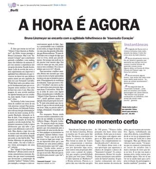 TV - página 18 / São José do Rio Preto, 6 de fevereiro de 2011   DIÁRIO DA REGIÃO

   Perfil




              A HORA É AGORA
                        Bruna Linzmeyer se encanta com a agilidade folhetinesca de ‘Insensato Coração’
                                                                                                                                               Luiza Dantas/Divulgação
TV Press                                      cessivamente agudo de falar. Ago-
                                              ra, a proximidade com a realidade
                                                                                                                                                                            Instantâneas
    É claro que estrear na tevê em            ao seu redor, no lugar de ajudar,tal-                                                                                             A ligação de Bruna com a
“Afinal, O Que Querem as Mulhe-               vez seja uma das grandes dificulda-                                                                                          música começou mais cedo,
res?”, da Globo, trouxe prestígio a           desque Bruna enfrenta. “É mais di-                                                                                           através da dança. A atriz fez
Bruna Linzmeyer. Mas é em “In-                fícil lidar com a criação de algo que                                                                                        cinco anos de balé clássico
sensato Coração” que a catarinense            você já viveu, ainda que parcial-                                                                                                 Bruna atualmente mora no
aprende a trabalhar o tom realista,           mente. Até porque não pode ser eu                                                                                            Rio de Janeiro e garante que
típico dos folhetins da emissora. E           ali, preciso criar mesmo algo. Em                                                                                            aproveita seu tempo livre em
por isso mesmo a experiência tem              cima de coisas que são, sim, próxi-                                                                                          cursos e outras formas de
umgostode estreia.Na peledaestu-              mas ao meu cotidiano. Ou a um co-                                                                                            aprender coisas novas.
                                                                                                                                                                           Alguns deles na Escola de Artes
dante Leila da novela das nove, a             tidiano que eu já vivi”, filosofa.
                                                                                                                                                                           Visuais do Parque Lage, na
atriz experimenta um improviso e                   Para encontrar o melhor cami-                                                                                           Zona Sul carioca
agilidade bem diferentes do que vi-           nho, Bruna não esconde que volta
venciou na época em que dedicou               e meia recorre às lições aprendidas                                                                                               Bruna escreve alguns
                                              na época em que se preparou para a                                                                                           textos, mas ainda não sabe onde
quatro meses aos seis capítulos da                                                                                                                                         esse hábito pode levá-la. “Eu
série de Luiz Fernando Carvalho.              série. Principalmente ao workshop                                                                                            deixo as coisas acontecerem”,
“Poderfazer tudo comcalma e tem-              de máscaras. Tanto que entre o Na-                                                                                           desconversa
po foi fundamental para que eu co-            tal e o “réveillon”, ela esteve na Itá-
                                              lia e aproveitou para procurar algu-                                                                                              Na segunda fase de
meçasse nessa carreira e tive sorte                                                                                                                                        “Insensato Coração”, Leila
de fazer isso com o Luiz. Mas a lin-          mas peças. E encontrou. Além dis-
                                                                                                                                                                           deve se envolver com André,
guagem de uma novela também                   so, as aulas de canto com Agnes                                                                                              personagem de Lázaro Ramos.
me agrada bastante por ser cotidia-           Moço, iniciadas para o trabalho em                                                                                           “Me falaram isso quando
na, mais rápida. Tudo é instantâ-             “Afinal, O Que Querem as Mulhe-                                                                                              começaram os trabalhos, mas
neo”, vibra.                                  res?”, ainda ganham espaço na                                                                                                ainda não recebi nada
                                              agenda cheia de gravações da nove-                                                                                           escrito”, garante
    Na história, Leila é uma jovem
cheia de conflitos em torno de sua            la. “É mais uma paixão que me se-
vida amorosa e sexual. Para piorar,           duziu. E que eu não sei aonde pode
                                              me levar. Aliás, eu preciso saber?”,                                                                                       ‘Ainda tenho muito o
a mãe Eunice, de Deborah Evelyn,
                                              indaga, esbanjando vivacidade em                                                                                           que aprender. Estou
tem toda sua emoçãodominada pe-                                                                                                                                          aberta para encarar o
la morte da irmã Luciana, de Fer-             sua fala.
                                                   Por enquanto, Bruna ainda                                                                                             que vier’, diz atriz
nanda Machado, deixando as fi-
lhas de lado. Uma situação que se             não ouve muitos comentários a res-
mantém até meados de fevereiro,               peito de seu trabalho na novela de
quando a novela muda de fase. No
primeiro momento, Leila é a típica
                                              Gilberto Braga e Ricardo Linha-
                                              res. “As pessoas ainda me param
                                              por causa da Tatiana”, explica. Mas
                                                                                            Chance no momento certo
adolescente que não sabe o que
quer e nem diferencia o certo do er-          garante que está preparada para a
                                              repercussão de uma novela das no-                Nascida em Corupá, no inte-     de 180 graus. “Nunca tinha                  série, que só ocorreu em novem-
rado. Mas, depois, o jogo vira e ela                                                        rior de Santa Catarina, Bruna      pensado em fazer disso uma                  bro. Agora, trabalhando em
                                              ve. Sem qualquer ar pretensioso ou
se mostra uma estudante de moda                                                             se mudou aos 16 anos para São      profissão. Achei que eu ia mon-             uma obra aberta, a possibilida-
                                              arrogante. Apenas realista e trans-
decidida e que tem certeza daquilo                                                          Paulo. Na época, a intenção era    tar uma peça com alguns ami-                de de se ver no ar enquanto gra-
                                              parente. “Tudo o que fiz até hoje
que pode ou não fazê-la feliz. “São                                                         tentar a carreira de modelo.       gos e só. Mas aprendi a me en-              va as cenas de Leila até é uma
                                              me trouxe ao lugar que ocupo. Se-
formas diferentes de gesticular, se                                                         Mas foram as aulas de Teatro       tregar e fui completamente se-              vantagem. Mas que Bruna não
                                              ria até hipocrisia dizer que é um
vestir, andar... Eu vejo a Leila co-                                                        que conquistaram a menina.         duzida pela arte”, derrete-se.              valoriza tanto assim. “A meni-
                                              problema ser uma pessoa pública.
mo várias personagens em uma                                                                No início, a motivação era ape-        Foi depois desse teste e de             na que eu comecei a interpretar
                                              Estou prontapara o que vier”, argu-
só”, valoriza.                                                                              nas por aprender algo novo,        sua aprovação que apareceu a                no início de outubro não é
                                              menta. “Ainda tenho muito a
    Em “Afinal, O Que Querem as                                                             mas tomou uma proporção dife-      chance de integrar o elenco de              mais a mesma do texto que ho-
                                              aprender. Estar pronta não quer di-
Mulheres?”, Bruna contou com di-              zer que eu sei tudo. Mas sim que es-          rente com o passar do tempo.       “Insensato Coração”. E, coinci-             je eu leio. E eu não sou mais a
versas características pontuais dis-          tou aberta para encarar o que vier”,          Até que surgiu a possibilidade     dentemente, Bruna foi escala-               mesma atriz, tenho outras pro-
tantes das que estava acostumada              completa.                                     de fazer um teste para “Afinal,    da para interpretar uma adoles-             priedades agora. Não sei se me
que favoreciam a composição da                                                              O Que Querem as Mulheres?”         cente de Santa Catarina. As gra-            ver no ar ajuda mais que a pró-
russinha “maluca” Tatiana. Como,              “Insensato Coração” - Globo -                 e Bruna arriscou. Passou e, a      vações começaram em outu-                   pria evolução da personagem e
por exemplo, o sotaque e o jeito ex-          Segunda a sábado, às 21h.                     partir daí, sua vida deu um giro   bro, antes mesmo da estreia da              minha também”, pondera. I
 