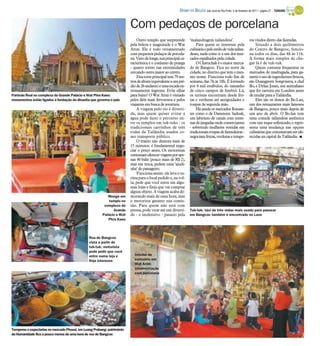 DIÁRIO DA REGIÃO São José do Rio Preto, 6 de fevereiro de 2011 / página 27 - TURISMO


                                                                         Com pedaços de porcelana
                                                                             Outro templo que surpreende         ‘malandragem tailandesa’.                       ros vindos direto das fazendas.
                                                                         pela beleza e magnitude é o Wat             Para quem se interessa pela                     Situado a dois quilômetros
                                                                         Arun. Ele é todo ornamentado            culinária e peloestilo de vida tailan-          do Centro de Bangcoc, funcio-
                                                                         com pequenos pedaços de porcela-        deses, nada como ir a um dos mer-               na todos os dias, das 4h às 11h.
                                                                         na. Visto de longe, sua principal ca-   cados espalhados pela cidade.                   A forma mais simples de che-
                                                                         racterística é o conjunto de prangs         O Chatuchak é o maior merca-                gar lá é de tuk-tuk.
                                                                         - quatro torres nas extremidades        do de Bangcoc. Fica no norte da                     Quem costuma frequentar os
                                                                         cercando outra maior ao centro.         cidade, no distrito que tem o mes-              mercados de madrugada, para ga-
                                                                             Esta torre principal tem 79 me-     mo nome. Funciona todo fim de                   rantir o uso de ingredientes frescos,
                                                                         trosdealtura (equivalente a umpré-      semana, das 7h às 18h. É formado                são Duangporn Songvisava, a chef
                                                                         dio de 26 andares) e uma escada ex-     por 6 mil estábulos, do tamanho                 Bo, e Dylan Jones, um australiano
                                                                         tremamente íngreme. Evite olhar         de cinco campos de futebol. Lá,                 que fez carreira em Londres antes
Panteão Real no complexo do Grande Palácio e Wat Phra Kaeo:              para baixo! O Wat Arun é visitado       os turistas encontram desde fru-                de mudar para a Tailândia.
monumentos estão ligados à fundação da dinastia que governa o país       pelos fiéis mais fervorosos e pelos     tas e verduras até antiguidades e                   Eles são os donos do Bo.Lan,
                                                                         viajantes em busca de aventura.         roupas de segunda mão.                          um dos restaurantes mais famosos
                                                                             A viagem pelo rio é diverti-            Há ainda os mercados flutuan-               de Bangcoc, pouco mais depois de
                                                                         da, mas quem quiser evitar a            tes como o de Damnoen Saduak,                   um ano de abrir. O Bo.lan tem
                                                                         água pode fazer o percurso en-          um labirinto de canais com cente-               uma comida tailandesa autêntica
                                                                         tre os templos em tuk-tuks - os         nas de jangadas onde comerciantes               com um toque sofisticado, e repre-
                                                                         tradicionais carrinhos de três          - sobretudo mulheres vestidas em                senta uma mudança nas opções
                                                                         rodas da Tailândia usados co-           tradicionais roupas de fazendeiras -            culinárias que costumavam ser ofe-
                                                                         mo transporte público.                  negociam frutas, verduras e tempe-              recidas na capital da Tailândia. I
                                                                             O trajeto não demora mais de
                                                                         15 minutos: é fundamental nego-
                                                                         ciar o preço antes. Os motoristas
                                                                         costumamoferecer viagens porape-
                                                                         nas 40 baht (pouco mais de R$ 2),
                                                                         mas em troca, pedem uma ‘ajudi-
                                                                         nha’ do passageiro.
                                                                             Funciona assim: ele leva o tu-
                                                                         rista para o local pedido e, na vol-
                                                                         ta, pede que você entre em algu-
                                                                         mas lojas e finja que vai comprar
                                                                         algum objeto. A viagem acaba de-
                                                           Monge em      morando mais de uma hora, mas
                                                            templo no    o motorista garante sua comis-
                                                         complexo do     são. Para quem não está com
                                                              Grande     pressa, pode virar até um diverti-      Tuk-tuk: táxi de três rodas mais usado para passear
                                                        Palácio e Wat    do - e inofensivo - passeio pela        em Bangcoc também é encontrado no Laos
                                                           Phra Kaeo



                                                Rua de Bangcoc
                                                vista a partir de
                                                tuk-tuk: motorista
                                                pode pedir que você
                                                entre numa loja e          Interior de
                                                finja interesse            santuário em
                                                                           Wat Arun:
                                                                           ornamentação
                                                                           com porcelana




Temperos e especiarias no mercado Phousi, em Luang Prabang: patrimônio
da Humanidade fica a pouco menos de uma hora de voo de Bangcoc
 