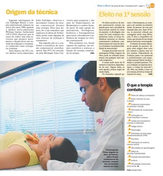 DIÁRIO DA REGIÃO São José do Rio Preto, 27 de fevereiro de 2011 / página 11


Origem da técnica                                                                                   Efeito na 1ª sessão
    Segundo informações do      John Upledger, observou o        versity para pesquisar e dar
site Upledger Brasil, a tera-   movimento rítmico do siste-      aula no Departamento de                 Os efeitos positivos da tera-                           rante o fisioterapeuta, já come-
pia craniossacral começou no    ma craniossacral durante         Biomecânica e acabou fazen-        pia craniossacral contam em                                  çam a ser sentidos na primeira
início dos anos 1900, quando    uma cirurgia. Dois anos de-      do parte de uma equipe de          grande parte com a atividade de                              sessão. As pessoas vão com essa
o médico norte-americano        pois, foi a um seminário que     anatomistas, fisiologistas,        autocorreção natural do corpo                                sensação para casa. Após 24 ho-
William Garner Sutherland       explicava as ideias de Suther-   biofísicos e bioengenheiros        do paciente. A abordagem com                                 ras, os pacientes relatam que
(1873-1954) observou que os                                                                         toque leve pelo terapeuta sim-                               conseguem sentir essas libera-
                                land, assim como algumas de      para testar e documentar a in-
ossos do crânio têm uma es-                                                                         plesmente induz as forças hi-                                ções. É feito o reequilíbrio do
                                suas técnicas de avaliação e     fluência de terapias no siste-
trutura que permite movi-                                                                           dráulicas inerentes no sistema                               corpo, que precisa de um tempo
mento e desenvolveu um sis-     tratamento.                      ma craniossacral.                  craniossacral a melhorar o am-                               para se autocurar e autorregular.
tema de avaliação e tratamen-      Em seguida, pôs-se a con-        Pela primeira vez, foram        biente internodo corpo do clien-                                 O número de sessões depen-
to conhecido como osteopa-      firmar a existência do siste-    capazes de explicar, em ter-       te e a fortalecer sua própria habi-                          de do quadro do paciente. Al-
tia craniana.                   ma craniossacral cientifica-     mos científicos e práticos, a      lidade de autocorreção.                                      guns casos exigem duas vezes
    Anos depois, em 1971, ou-   mente. Em 1975, foi convida-     função do sistema, resultan-            Aterapia, de acordocom o fi-                            por semana e, depois, uma vez
tro médico norte-americano,     do pela Michigan State Uni-      do na terapia.           (GB)      sioterapeuta Felipe Augusto da                               por semana. Dependendo da
                                                                                                    Silva, pode ser utilizada junta-                             evolução, passa a ser quinzenal
                                                                                                    mente com qualquer outro mé-                                 e, posteriormente, com manu-
                                                                                                    todo terapêutico.                                            tenção mensal. Quem vai ditar o
                                                                                                         A sessão pode durar de 50                               tempo é o próprio paciente. “Fa-
                                                                                                    minutos a uma hora, dependen-                                ço a avaliação, as respostas da te-
                                                                                                    do do caso. Alguns deles, os                                 rapia e o tempo de intervalo”,
                                                                                                    mais agudos, podem exigir até                                diz. Mas, em média, é uma vez
                                                                                                    sessão dupla.                                                por semana, devido ao tempo de
                                                                                                         Os resultados, segundo ga-                              resposta do corpo.           (GB)




                                                                                                                                                                 O que a terapia
                                                                                                                                                                 combate
                                                                                                                                                                       Dores de cabeça e enxaqueca
                                                                                                                                                                      Dores crônicas na nuca
                                                                                                                                                                 e lombar
                                                                                                                                                                      Problemas relacionados
                                                                                                                                                                 ao estresse e tensão
                                                                                                                                                                     Dificuldade de coordenação
                                                                                                                                                                 motora
                                                                                                                                                                     Disfunções em
                                                                                                                                                                 recém-nascidos e crianças

                                                                                                                                         Sergio Isso 22/2/2011        Lesões por traumatismo
                                                                                                                                                                 craniano e medulares
                                                                                                                                                                       Fadiga crônica
                                                                                                                                                                       Fibromialgia
                                                                                                                                                                     Disfunções da articulação
                                                                                                                                                                 temporomandibular (ATM)
                                                                                                                                                                       Escoliose
                                                                                                                                                                      Disfunções do sistema
                                                                                                                                                                 nervoso central
                                                                                                                                                                       Dificuldades de aprendizagem
                                                                                                              Fisioterapeuta
                                                                                                          Felipe Augusto da                                           Déficit de
                                                                                                                                                                 atenção/hiperatividade
                                                                                                           Silva, da Famerp,
                                                                                                               aplica terapia                                          Estresse pós-traumático
                                                                                                           craniossacral em
                                                                                                                                                                       Autismo
                                                                                                          paciente: restauro
                                                                                                            dos movimentos                                            Dificuldades emocionais,
                                                                                                           naturais do corpo                                     entre outras I

                                                                                                                                                                 Fonte: Upledger Brasil
 