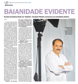 TV -   16 / São José do Rio Preto, 24 de junho de 2012 DIÁRIO DA REGIÃO

   Entrevista




BAIANIDADE EVIDENTE
Na pele do bondoso Nacib, de “Gabriela”, Humberto Martins comemora sua maturidade artística
                                                                                               Luiza Dantas/Divulgação
TV Press                                    nho como o malandro Neco,
                                            no “remake” de “O Astro”, foi
     O sotaque levemente baiano,            muito elogiado. Você acha
mesmo fora do estúdio, denuncia a           que esse trabalho teve algu-
entrega de Humberto Martins pa-             ma influência na escolha do
ra viver o ingênuo Nacib, no “re-           seu nome para dar vida ao Na-
make” de “Gabriela”. “Fui tão a             cib, de “Gabriela”?
fundo no trabalho, que a composi-                Humberto Martins – O Neco             Humberto Martins
ção transborda e eu me pego falan-          foi ímpar em minha carreira. E foi             celebra o bom
do ‘baianês’ e suas gírias”, diverte-       o tipo de papel que surgiu na hora               momento da
se o ator de 51 anos. Principal figu-       certa. Sentia-me realmente madu-          carreira em um dos
ra masculina da obra “Gabriela,             ro artisticamente para dar contade-        papéis centrais da
Cravo e Canela”, de Jorge Amado,            le. Como a equipe que refez “O As-          nova trama da TV
Nacib representa para o ator uma            tro” é a mesma de “Gabriela”, acre-         Globo, “Gabriela”
volta ao universo do escritor baia-         ditoque ter encontrado o ponto cer-
no, 20 anos depois da minissérie            to do cinismo, vilania e frieza do
“Tereza Batista”, onde deu vida ao          Neco, mostrou aos diretores que eu
pescador Jereba. Além disso, pela           teria condições de encarar persona-
importância de Nacib na obra,               gens mais complexos.
Humberto acredita que ser escolhi-               Pergunta – E qual a com-
do para esse personagem evidencia           plexidade de Nacib?
seu amadurecimento artístico.                    Martins – Esse personagem
“Ser levado a sério como ator é um          tem dois pontos bem complicados.
trabalho lento e gradual. Mas um            Primeiro, ele é totalmente o oposto
dia acontece”, ressalta.                    do Neco. O Nacib é um sujeito de
     Natural de Nova Iguaçu, muni-          bom coração, ingênuo, boa praça.
cípio da Baixada Fluminense,                Ele tinha quatro anos de idade
Humberto teve sua primeira expe-            quando chegou a Ilhéus. É um
riência na tevê fazendo figuração           estrangeiro totalmente adapta-
em tramas como “Vale Tudo”, de              do ao Brasil, aos costumes baia-
1988. O primeiro personagem efeti-          nos. Além disso, é um persona-
vo em novelas surgiu no ano se-             gem que já foi vivido por dois
guinte,em “Sexo dos Anjos”.Apar-            atores muito bons: Armando
tir daí, o jeito rústico e másculo do       Bógus, na novela de 1975, e Mar-
ator o levou a acumular vários pro-         cello Mastroianni, no filme de
tagonistas na carreira. Principal-          1983. Eles tornaram suas atuações
mente, nas tramas assinadas por             referências diretas ao papel.
Carlos Lombardi, onde deu vida                   Pergunta – Esse é seu se-
aos descamisados Bruno, de “Qua-            gundo “remake” consecuti-
tro Por Quatro”, e Lenin, de “Vira-         vo. Está preparado para enca-
Lata”. “Depois de muitos galãs, eu          rar novamente as inevitáveis
precisava me renovar, fazer algo di-        comparações com a primeira
ferente, dar um novo gás à carrei-          versão do folhetim?
ra”,conta. Naúltima década, Hum-                 Martins – Tenho de estar (ri-
berto resolveu flertar com outros           sos). Mas, ao contrário de “O As-
autores, como Glória Perez e Eliza-         tro”, a trama e as cenas de “Gabrie-
beth Jhin, e tipos mais variados.           la” ainda estão muito vivas na me-
Movimento que teve seu ápice no             mória do público. O que torna as
ano passado, com o inescrupuloso            possíveis comparaçõesmais eviden-
Neco, da segunda versão de “O As-           tes. Se eu chegar próximo do bri-
tro”. “Esse personagem me deu a             lhantismo do Bógus, já fico feliz.
possibilidade de mostrar outras fa-         Por ter sido amigo dele, esse traba-
cetas. Confiaram emmim e eubata-            lho adquire um aspecto emocional
lheipara corresponder a essa expec-         para mim. Eu não quero me distan-
tativa”, admite.                            ciarda interpretaçãodele. Voumos-
     Pergunta – Seu desempe-                trar minha versão do personagem,
 