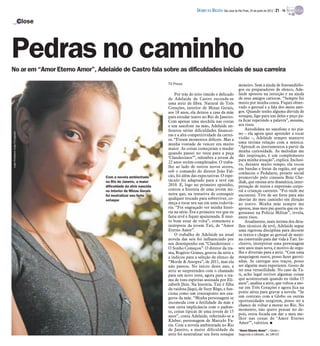 DIÁRIO DA REGIÃO São José do Rio Preto, 24 de junho de 2012 / 21 - TV

                                   Close




Pedras no caminho
No ar em “Amor Eterno Amor”, Adelaide de Castro fala sobre as dificuldades iniciais de sua carreira

                                                                          TV Press                                         mineiro. Sem a ajuda de fonoaudiólo-
                                                                                                                           gos ou preparadores de elenco, Ade-
                                                                              Por trás do jeito tímido e delicado          laide apostou na intuição e na ajuda
                                                                          de Adelaide de Castro esconde-se                 de seus amigos cariocas. “Sempre fui
                                                                          uma atriz de fibra. Natural de Três              muito por minha conta. Fiquei obser-
                                                                          Corações, interior de Minas Gerais,              vado o gestual e a fala dos meus ami-
                                                                          aos 18 anos, ela deixou a casa da mãe            gos. Quando tenho alguma dúvida de
                                                                          para estudar teatro no Rio de Janeiro.           sotaque, ligo para um deles e peço pa-
                                                                          Com apenas uma mochila nas costas                ra ficar repetindo a palavra”, assume,
                                                                          e um saxofone na mão, Adelaide en-               aos risos.
                                                                          frentou sérias dificuldades financei-                Autodidata no saxofone e no pia-
Jorge Rodrigues Jorge/Divulgação




                                                                          ras e a alta competitividade da carrei-          no – ela agora quer aprender a tocar
                                                                          ra. “Foram momentos difíceis. Mas a              violão –, Adelaide sempre manteve
                                                                          minha vontade de vencer era muito                uma íntima relação com a música.
                                                                          maior. As coisas começaram a mudar               “Aprendi os instrumentos a partir da
                                                                          quando passei no teste para a peça               minha curiosidade. As melodias me
                                                                                                                           dão inspiração, é um complemento
                                                                          ‘Clandestinos’”, relembra a jovem de
                                                                                                                           para minha atuação”, explica. Inclusi-
                                                                          22 anos recém-completados. O traba-
                                                                                                                           ve, durante muito tempo, ela tocou
                                                                          lho ao lado de outros novos atores,              em bandas e festas da região, até que
                                                                          sob o comando do diretor João Fal-               conheceu o Pedalarte, projeto social
                                           Com a novela ambientada        cão, foi além das expectativas. O espe-          promovido pelo cineasta Bráz Che-
                                           no Rio de Janeiro, a maior     táculo foi adaptado para a tevê em               diak, que ensina arte dramática, inter-
                                           dificuldade da atriz nascida   2010. E, logo no primeiro episódio,              pretação de textos e expressão corpo-
                                           no interior de Minas Gerais    contou a história de uma jovem mi-               ral a crianças carentes. “Foi onde me
                                           foi neutralizar seu forte      neira que, na tentativa de conseguir             encontrei. Tive de ser forte para não
                                           sotaque                        qualquer trocado para sobreviver, co-            desviar do meu caminho em direção
                                                                          meça a tocar seu sax em uma rodoviá-             ao teatro. Minha mãe sempre me
                                                                          ria. “Foi engraçado ver minha histó-             apoiou, mas meu pai queria que eu in-
                                                                          ria na série. Era a primeira vez que eu          gressasse na Polícia Militar”, revela,
                                                                          fazia tevê e fiquei apaixonada. É mui-           entre risos.
                                                                          to bom estar de volta”, comemora a                   Atualmente, mais íntima dos deta-
                                                                          intérprete da jovem Tati, de “Amor               lhes técnicos da tevê, Adelaide segue
                                                                          Eterno Amor”.                                    uma rigorosa disciplina para decorar
                                                                              O trabalho de Adelaide na atual              os textos e chegar ao gestual de meni-
                                                                          novela das seis foi influenciado por             na construído para dar vida à Tati. In-
                                                                          seu desempenho em “Clandestinos –                clusive, interpretar uma personagem
                                                                          O Sonho Começou”. O diretor da tra-              sete anos mais nova, é motivo de orgu-
                                                                          ma, Rogério Gomes, gostou da série e             lho e diversão para a atriz. “Com uma
                                                                          a indicou para a seleção de elenco de            maquiagem suave, posso fazer garoti-
                                                                          “Morde & Assopra”, de 2011, mas ela              nhas. Se carregar nos traços, posso
                                                                          não passou. No início deste ano, a               ser alguém mais experiente. Gosto de
                                                                          atriz se surpreendeu com o chamado               ter essa versatilidade. No caso da Ta-
                                                                          para um novo teste, agora para a tra-            ti, acho legal reviver algumas coisas
                                                                          ma de tons espíritas assinada por Eli-           que aconteceram quando eu tinha 15
                                                                          zabeth Jhin. Na história, Tati é filha           anos”, analisa a atriz, que voltou a mo-
                                                                          da vaidosa Jáqui, de Suzy Rêgo, e fun-           rar em Três Corações e agora fica na
                                                                          ciona como um contraponto aos exa-               ponte aérea para gravar a novela. “Se
                                                                          geros da mãe. “Minha personagem se               um contrato com a Globo ou outras
                                                                          incomoda com a futilidade da mãe e               oportunidades surgirem, posso ter a
                                                                          tem certa implicância com o padras-              chance de voltar a morar no Rio. No
                                                                          to, coisas típicas de uma jovem de 15            momento, não quero pensar no de-
                                                                                                                           pois, estou focada em dar o meu me-
                                                                          anos”, conta Adelaide, referindo-se a
                                                                                                                           lhor nas cenas de ‘Amor Eterno
                                                                          Kleber, personagem de Marcelo Fa-
                                                                                                                           Amor’”, valoriza. I
                                                                          ria. Com a novela ambientada no Rio
                                                                          de Janeiro, a maior dificuldade da               “Amor Eterno Amor” – Globo –
                                                                          atriz foi neutralizar seu forte sotaque          Segunda a sábado, às 18h15
 