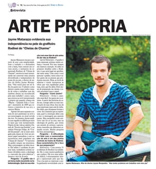 TV -   16 / São José do Rio Preto, 26 de agosto de 2012 DIÁRIO DA REGIÃO

   Entrevista




ARTE PRÓPRIA
Jayme Matarazzo evidencia sua
                                                                                                                                                                    Pedro Paulo Figueiredo/Divulgação




independência na pele do grafiteiro
Rodinei de “Cheias de Charme”
TV Press                                    ção com esse tipo de arte antes
                                            de dar vida ao Rodinei?
    Jayme Matarazzo encara a car-               Jayme Matarazzo – O grafite é
reira de ator com simplicidade.             uma expressão artística muito ur-
Sem a vaidade e o deslumbre                 bana e visceral. Por isso, sempre
com a fama, bem comum em jo-                me chamou a atenção. Ao saber os
vens atores, o intérprete do es-            primeiro detalhes sobre o Rodi-
quentado Rodinei, de “Cheias de             nei, vi que seria legal me aprofun-
Charme”, mostra-se mais interes-            dar neste tema. Uma coisa é você
sando em construir uma carreira             apreciar o grafite, outra coisa é sa-
diversificada e independente do             ber quem são as pessoas que pro-
nome de seu pai, o diretor de nú-           duzem essa arte. Hoje, ao invés de
cleo da Globo, Jayme Monjar-                admirar e tentar interpretar as
dim. “Não existe peso em ser fi-            obras que vejo espalhadas pelas
lho de quem sou. O admiro como              ruas, sinto que fui além. Dois me-
diretor e assim como tenho vonta-           ses de preparação me deram o es-
de de voltar a trabalhar com ele,           tofo necessário para o papel.
também almejo ser reconhecido                   Pergunta – Como assim?
pelo meu trabalho”, conta o ator,               Matarazzo – Evitei o cami-
que estreou na tevê interpretando           nho mais fácil. Sei quem são os ar-
o próprio pai quando criança em             tistas. A partir das histórias de ca-
“Maysa – Quando Fala o Cora-                da um, consigo saber as reais mo-
ção”, minissérie de 2009 que re-            tivações de suas obras. Isso me dá
tratou a trajetória de sua avó, a           uma impressão mais real do traba-
cantora Maysa.                              lho deles, que ultrapassa formas e
    Apenas três anos separam a es-          cores. Sei a maneira que se expres-
treia do ator paulistano na tevê e          sam, qual é a interação deles com
seu personagem na atual novela              a rua e a mensagem que querem
das sete. No entanto, Jayme anali-          passar. Meu mergulho nesse uni-
sa com orgulho as diferenças entre          verso não foi só na arte, mas na
os tipos que vem interpretando.             ideologia do grafite, que reúne
Depois de dar vida ao espírito Da-          um mundo de artistas e aprecia-
niel, de “Escrito nas Estrelas”, e ao       dores, inseridos em diferentes ca-
valente Príncipe Felipe, de “Cor-           madas sociais. Minha pesquisa
del Encantado”, ele se sente insti-         foi bem antropológica.
gado pela chance de viver seu pri-              Pergunta – A dificuldade
meiro papel naturalista e com ca-           em lidar com a comercializa-
racterísticas mais populares em             ção da arte é um dos pontos
“Cheias de Charme”. “O universo             centrais da trama de Rodinei.
do grafite sempre me interessou.            Essa característica foi o foco
Mas o personagem vai além da ar-            de sua preparação?
te. Ele reflete o cotidiano de pes-             Matarazzo – Com certeza. Vi
soas reais, verdadeiros artistas ur-        os dilemas do Rodinei na realida-
banos divididos entre a ideologia           de. Ele é como muitos grafiteiros
e o mercado das artes plásticas”,           que conheci. Ele teve uma infân-
destaca o ator de 26 anos.                  cia difícil, é extremamente ínte-
    Pergunta – O grafite não é              gro e apaixonado pelo que faz.
um tema muito recorrente na te-             Usa a rua para se expressar e aca-
ledramaturgia. Qual era sua rela-           ba ganhando notoriedade com is-            Jayme Matarazzo, filho do diretor Jayme Monjardim: “Não tenho problema em trabalhar com meu pai”
 