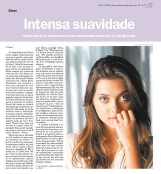Polliana Aleixo se sobressai como uma determinada tenista em “A Vida da Gente”
TV Press
Os olhos oblíquos de Polliana
Aleixo chegam a ficar ainda mais
expressivos quando a atriz curiti-
bana fala sobre a tenista Cecília,
que acaba de entrar em “A Vida
da Gente”. Afinal, há pouco mais
de um mês, a atriz de quase 16
anos recebeu um telefonema da
Globo avisando que a autora da
trama das seis, Lícia Manzo, ha-
via escrito uma personagem pen-
sando nela. Foi quando Polliana
conversou com o diretor Jayme
Monjardim, que estimulou a
atriz com a proposta de viver
uma “tenista profissional”. Bas-
tou para que a atriz se entusias-
massecom ochamadoecomeças-
se a treinar duas horas por dia, de
segunda a segunda, durante mais
de 20 dias antes mesmo de come-
çarem as gravações. O resultado
foram 4 kg a menos e a rotina de
uma atleta, que incluem uma ali-
mentação balanceada, exercícios
aeróbicos diários e musculação.
Tudo para compor a determina-
da tenista que faz tudo para ser a
melhor das quadras e derrotar a
jogadora Sofia, de Alice Weg-
mann. “Passei a levar uma vida
de atleta, e a dormir cedo e trei-
narmuito.Precisavatermuitofô-
lego porque gravamos no sol. É
muito cansativo!”, destaca.
Para a atriz, que se sobressaiu
na tevê também em uma trama
de Lícia Manzo, no seriado “Tu-
do Novo de Novo”, a composição
dapersonagemtambémtevepita-
das de vilãs do cinema, como da
arrogante Miranda, de Meryl
Streep, em “O Diabo Veste Pra-
da”. “Claro que a Cecília não che-
ga a ser assim, mas tem o mesmo
ar de superioridade”, pontua
Polliana, que acredita que Cecília
não deve se tornar uma vilãzinha
nahistória.Apenaséfocadanoes-
porte como sua treinadora que
tanto admira, a amarga Vitória,
deGiseleFróes.“Elaadmiramui-
to a Vitória, quer ser como ela,
quer 100% daquela determina-
ção. Chega a abrir mão da vida de
adolescente para ir atrás do so-
nho de ser uma grande campeã”,
anima-se.
Em seu papel de maior desta-
que na tevê, Polliana se sente se-
gura ao afirmar que seu caminho
como atriz começa a ter alicerces
sólidos. Há quatro anos morando
no Rio com a mãe Márcia, desde
que veio para atuar na trama “Be-
leza Pura”, em 2008, a atriz nun-
ca esteve muito tempo distante
dateledramaturgia. Por isso, toda
a família decidiu também mudar
aos poucos para o Rio por causa
da profissão de Polliana. Tanto
que Mauro, pai da atriz e faixa
azul no jiu-jítsu, é quem exerce o
papeldepreparadorfísicoeperso-
nal trainer da atriz. “Eles me
apoiammuito!Toda afamíliaen-
trou no peixinho e na salada para
me acompanhar na dieta da Cecí-
lia”, orgulha-se a atriz que come-
çounacarreiraatuandoem diver-
sos comerciais. “Trabalho muito
desde os sete anos de idade”, avi-
sa, aos risos.
A simpatia de Polliana se es-
tendeatéaosmomentosmaisten-
sos, como quando esmiuça a cor-
reria de seu dia a dia, que se divi-
de entre as gravações da trama e o
treino puxado de tênis durante as
fériasescolares-elaestánosegun-
do ano do ensino médio. “Gravar
um seriado é bem mais tranquilo,
tudo é feito com mais cuidado.
Emnovelaéumacorreriasó!”,as-
sume a atriz, que pensa em pres-
tar vestibular para Comunicação
Socialnopróximoano.“Querofa-
zer algo inovador para mim, mas
que também seja útil na minha
profissão”, planeja.
“A Vida da Gente” – Segunda a sábado,
às 18h25.
Close
Intensa suavidade
Jorge Rodrigues Jorge/Divulgação
DIÁRIO DA REGIÃO São José do Rio Preto, 29 de janeiro de 2012 / 21 - TV
 