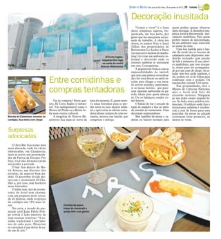 “Comer e viver” é o lema
desta simpática tapería, fre-
quentada, em boa parte, por
gente que faz uma pausa na jor-
nada de trabalho. A ideia dos
donos, os irmãos Nino e Santi
(filhos dos proprietários do
Restaurante La Ancha) e Hussi
(ex-executivo da área de marke-
ting), foi criar um ambiente in-
formal e divertido onde os
clientes também se sentissem
em casa. Conseguiram.
A arquitetura brinca com as
impossibilidades do imóvel,
que tem uma planta verticaliza-
da e faz você descer ou subir es-
cadas para chegar a sua mesa.
Se estiver sozinho, experimen-
te as mesas laterais - que pare-
cem cápsulas embutidas na pa-
rede, ideais para quem almoça
só. Ou os balanços, usados co-
mo bancos.
O balcão do bar é cercado de
ripas de madeira e fica no meio
da entrada do restaurante. Uma
decoração surpreendente.
Mas também há mesas e ca-
deiras ou bancos normais para
quem prefere apenas observar
tanta inovação. A clientela é sim-
pática, jovialedescontraída -tipi-
camente madrilena. Para quem
prefere menos de descontração,
há um ambiente mais reservado
no andar de cima.
Uma boa pedida para o lan-
che da tarde são as bocatas de
calamares com chipirones: san-
duíche recheado com porção
de lula à milanesa. É um clássi-
co madrileno, que veio crocan-
te, ótimo para ser acompanha-
do por um copo de chope. As sa-
ladas têm boa saída também, e
ali, podem ser só de folhas para
combinar com o pedido. Os
sanduíches custam 5,10 euros.
Nas proximidades, fica o
Museu de Ciências Naturais,
mas o local está fora do
circuitão turístico. Ninguém
ao seu redor estará tirando fo-
tos. Ao lado, ruas e prédios resi-
denciais. O edifício onde fica o
restaurante também é residen-
cial, e está de frente para uma
pracinha. As mesas na calçada
costumam lotar primeiro, ao
menos no verão.
O Aris Bar fica numa área
mais afastada, onde há várias
embaixadas, em Chamartín,
mais ao norte, nas proximida-
des de Puerta de Europa. Por
fora, você não dá nada e pode
até perder a entrada.
O bar fica dentro do Ho-
tel Aristos, um discreto três
estrelas, de aspecto bem pa-
drão. O gastrobar divide me-
sas com o restaurante El Cha-
flán e, por isso, tem horários
mais limitados.
O salão tem cara de restau-
rante de hotel sem charme,
com um pequeno átrio cerca-
do de plantas, onde os preços
do cardápio são 15% mais al-
tos.
Na carta, o recado do pre-
miado chef Juan Pablo Feli-
pe revela o lado emotivo de
suas receitas criativas: “A co-
zinha tradicional é patrimô-
nio de cada povo. Preservar
os costumes é um dever de ca-
da um de nós.”
Vai às compras? Neste que-
sito, El Corte Inglés é imbatí-
vel. Tão indispensável como o
Museu do Prado ou o Reina So-
fía num roteiro cultural.
A megaloja de Nuevos Mi-
nisterios fica mais ao norte da
área dos museus. E, quem reser-
va umas horinhas para se per-
der entre os seus muitos anda-
res e aproveitar as ofertas tenta-
doras desses tempos de crise eu-
ropeia, merece um lanche que
compense o esforço.
Ceviche de polvo:
toque de maracujá e
queijo frito com geleia
Surpresas
adocicadas
El Corte Inglés:
megaloja fica logo
na saída do metrô
Nuevos Ministerios
Decoração inusitada
Entre comidinhas e
compras tentadoras
Bocata de Calamares: sucesso no
cardápio, fica ótimo com chope
DIÁRIO DA REGIÃO São José do Rio Preto, 29 de janeiro de 2012 / 29 - TURISMO
 