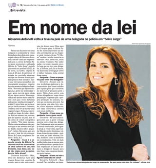 TV -   16 / São José do Rio Preto, 14 de outubro de 2012 DIÁRIO DA REGIÃO

   Entrevista




Em nome da lei
Giovanna Antonelli volta à tevê na pele de uma delegada de polícia em “Salve Jorge”
                                                                                                                                                                          Pedro Paulo Figueiredo/Divulgação
TV Press                                    ções de deixar meus filhos para
                                            ir à Turquia agora. A Glória Pe-
     Passar um dia inteiro em uma           rez foi muito importante na mi-
delegacia e acompanhar a rotina             nha carreira para que eu chegas-
de mulheres da polícia nem passa-           se onde cheguei, já que “O Clo-
va pela cabeça de Giovanna Anto-            ne” mudou a minha trajetória na
nelli. Isso até a atriz ser surpreen-       televisão. Mas, dessa vez, estou
dida com o convite de Glória Pe-            no núcleo brasileiro. Não tenho
rez para interpretar a delegada             nada a ver com o mundo turco.
Heloísa de “Salve Jorge”, novela            Se bem que eu faço uma delega-
que estreia no próximo dia 22, às           da, a Heloísa, que, lá na frente,
21 horas, na Globo. Depois de               vai fazer uma investigação sobre
mais de 20 anos de carreira e 12            o tráfico humano, tema central
novelas no currículo, encarnar              dessa trama.
um tipo tão distante de sua reali-               Pergunta – Como se prepa-
dade pareceu bem tentador. Tan-             rou para viver uma delegada?
to que Giovanna mergulhou em                     Giovanna – Contei com vá-
uma grande pesquisa a respeito              rios workshops, palestras e do-
de como atuam as delegadas brasi-           cumentários que foram cedidos
leiras. “Por mais que seja uma de-          pela equipe para que servissem
legacia, a gente não pode julgar o          de material de pesquisa para a
que a gente ouve de quem chega              gente. Além disso, estive com
ali por algum motivo. Essa expe-            várias delegadas ao longo dessa
riência me ajudou muito a encon-            preparação. Algumas que a pró-
trar o tom que o texto da Glória            pria produção fez contato, ou-
pede para a minha personagem”,              tras que eu mesma procurei. Saí
avalia. O único fator que seria ca-         para jantar com elas, fui a sho-
paz de fazê-la recusar o chamado,           ws, visitei algumas residências,
confessa, seria ter de encarar uma          tive uma convivência intensa
viagem longa à Turquia, país re-            com essas mulheres.
tratado ao longo de toda a histó-                Pergunta – O que essa ex-
ria. Por isso mesmo, sua persona-           periência trouxe para você?
gem até aparece no país, mas só                  Giovanna – Me sinto mais se-
em cenas de cidade cenográfica              gura para que a gente consiga
ou estúdio. “Não daria mesmo.               mostrar outra visão das delega-
Minha rotina atualmente não per-            das. Embora esse seja um assunto
mite que eu me ausente desse jei-           já tratado na televisão, muita gen-
to. Tenho muitos filhos peque-              te ainda as vê de forma equivoca-
nos”, explica Giovanna, que, aos            da. Elas são muito femininas, vai-
36 anos, é mãe de três crianças:            dosas, donas de casa e mães – mui-
Pietro, de 7 anos, e as gêmeas An-          tas vezes, até mães solteiras. En-
tônia e Sofia, de 2.                        fim, mulheres como as mulheres
     Pergunta – Essa é a se-                são normalmente. Têm um lado
gunda novela da Glória Pe-                  mulherzinha, mas ao mesmo tem-
rez que você faz e que retra-               po também existe a questão de se-
ta uma cultura de um país                   rem respeitadas no meio de ho-
distante, mas dessa vez vo-                 mens e delegarem funções para
cê não viajou com a equipe.                 eles. Essa é uma conquista femini-
Sentiu falta disso?                         na muito bacana.
     Giovanna Antonelli – Olha,                  Pergunta – Como vai ser o
teria sido fantástico fazer uma             figurino utilizado em cena?
viagem dessas com a equipe da                    Giovanna Antonelli – Bem
novela, mas eu não teria condi-             normal. Para trabalhar, um jeans.           “Estive com várias delegadas ao longo da preparação. Saí para jantar com elas, fui a shows”, afirma atriz
 