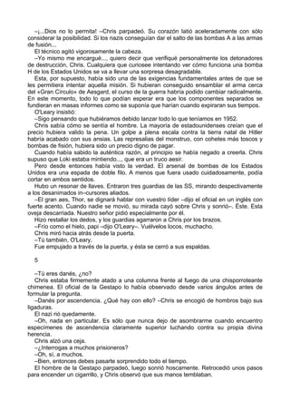 –¡...Dios no lo permita! –Chris parpadeó. Su corazón latió aceleradamente con sólo
considerar la posibilidad. Si los nazis conseguían dar el salto de las bombas A a las armas
de fusión...
El técnico agitó vigorosamente la cabeza.
–Yo mismo me encargué..., quiero decir que verifiqué personalmente los detonadores
de destrucción, Chris. Cualquiera que curiosee intentando ver cómo funciona una bomba
H de los Estados Unidos se va a llevar una sorpresa desagradable.
Esta, por supuesto, había sido una de las exigencias fundamentales antes de que se
les permitiera intentar aquella misión. Si hubieran conseguido ensamblar el arma cerca
del «Gran Círculo» de Aesgard, el curso de la guerra habría podido cambiar radicalmente.
En este momento, todo lo que podían esperar era que los componentes separados se
fundieran en masas informes como se suponía que harían cuando expiraran sus tiempos.
O'Leary insistió:
–Sigo pensando que hubiéramos debido lanzar todo lo que teníamos en 1952.
Chris sabía cómo se sentía el hombre. La mayoría de estadounidenses creían que el
precio hubiera valido la pena. Un golpe a plena escala contra la tierra natal de Hitler
habría acabado con sus ansias. Las represalias del monstruo, con cohetes más toscos y
bombas de fisión, hubiera sido un precio digno de pagar.
Cuando había sabido la auténtica razón, al principio se había negado a creerla. Chris
supuso que Loki estaba mintiendo..., que era un truco aesir.
Pero desde entonces había visto la verdad. El arsenal de bombas de los Estados
Unidos era una espada de doble filo. A menos que fuera usado cuidadosamente, podía
cortar en ambos sentidos.
Hubo un resonar de llaves. Entraron tres guardias de las SS, mirando despectivamente
a los desanimados in–cursores aliados.
–El gran aes, Thor, se dignará hablar con vuestro líder –dijo el oficial en un inglés con
fuerte acento. Cuando nadie se movió, su mirada cayó sobre Chris y sonrió–. Éste. Esta
oveja descarriada. Nuestro señor pidió especialmente por él.
Hizo restallar los dedos, y los guardias agarraron a Chris por los brazos.
–Frío como el hielo, papi –dijo O'Leary–. Vuélvelos locos, muchacho.
Chris miró hacia atrás desde la puerta.
–Tú también, O'Leary.
Fue empujado a través de la puerta, y ésta se cerró a sus espaldas.
5
–Tú eres danés, ¿no?
Chris estaba firmemente atado a una columna frente al fuego de una chisporroteante
chimenea. El oficial de la Gestapo lo había observado desde varios ángulos antes de
formular la pregunta.
–Danés por ascendencia. ¿Qué hay con ello? –Chris se encogió de hombros bajo sus
ligaduras.
El nazi rió quedamente.
–Oh, nada en particular. Es sólo que nunca dejo de asombrarme cuando encuentro
especímenes de ascendencia claramente superior luchando contra su propia divina
herencia.
Chris alzó una ceja.
–¿Interrogas a muchos prisioneros?
–Oh, sí, a muchos.
–Bien, entonces debes pasarte sorprendido todo el tiempo.
El hombre de la Gestapo parpadeó, luego sonrió hoscamente. Retrocedió unos pasos
para encender un cigarrillo, y Chris observó que sus manos temblaban.
 