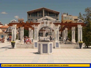 Es una imagen emblemática de Benidorm con su balaustrada de piedra blanca y su mirador.
 