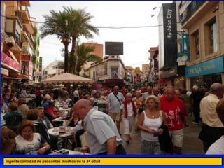Ingente cantidad de paseantes muchos de la 3ª edad
 