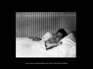 Jean Cocteau in Bed with Mask, Paris, 1927. Foto: Berenice Abbott. 
 
