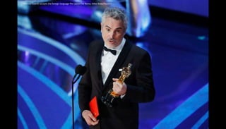 Alfonso Cuarón accepts the foreign language film award for Roma. Mike Blake/Reuters
 