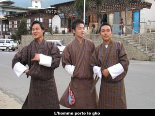 L’homme porte le gho
 