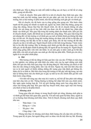 cho thính giả. Nếu ta đứng im một chỗ (nhất là đằng sau cái bục), cơ thể tất sẽ cứng
nhắc, giọng nói đều đều.
- Cách di chuyển: Đơn giản nhất là ta nên di chuyển theo hình tam giác: đảo
sang hai cánh của hội trường, quan tâm tới góc phải, góc trái, lùi lại nói với cả hội
trường, hút cả hội trường về phía mình, tiến lên tạo khoảng cách gần gũi với thính giả.
Khi di chuyển, tốc độ bước của ta cũng giống như giọng nói. Nếu bước chân
mạnh mẽ thì giọng nói nhanh và mạnh mẽ, ngược lại, bước chân nhẹ nhàng, giọng nói
cũng nhẹ nhàng, khoan thai.Vậy khi thuyết trình, tốc độ di chuyển không chỉ phụ
thuộc vào nội dung câu từ hay tính chất của đoạn văn đó mà nhanh hay chậm phụ
thuộc vào thính giả. Nếu giao tiếp trong hội trường dành cho thanh niên, diễn giả cần
di chuyển nhanh, mạnh, dứt khoát tạo sự mạnh mẽ, năng động. Nếu giao tiếp trong bài
nói nhưng đối với hội trường có số thính giả cao tuổi sẽ khiến thính giả không bắt nhịp
kịp với bài nói. Di chuyển trong hội trường không chỉ được tính từ khi ta bắt đầu nói
trên hội trường mà bắt đầu từ khi ta được giới thiệu, khi đó hội trường đã bắt đầu
chuyển sự chú ý tới diễn giả. Người thuyết trình có thể tính trong khoảng 7 bước trước
khi ta lên đến hội trường. Đây là khoảng cách thính giả bắt đầu tập trung chú ý đến
diễn giả, do đó đã phải chuẩn bị phong thái, bề ngoài để tạo ấn tượng rồi. Người thuyết
trình cũng giống diễn viên trên sân khấu: ló cái mũi giày ra khỏi cánh gà là bắt đầu
phải diễn, còn một cái gót giày sau cánh gà vẫn tiếp tục phải diễn. Thính giả còn chú ý
nghĩa là ta còn phải chinh phục.
h. Mùi
- Mùi hương có thể tác động tới hiệu quả làm việc của não. Ở Nhật có một công
ty thử nghiệm vào những giờ nhất định cho nhân viên của họ ngửi những mùi nhất
định, kết quả cho thấy hiệu quả công việc đã tăng đáng kể. Mùi hương yêu thích có thể
làm cho não chúng ta hưng phấn, làm việc tốt hơn. Ngược lại, một mùi khó chịu nếu
toả ra từ một người sẽ khiến những những đối tượng giao tiếp đánh giá không tốt,
thậm chí là xa lánh ta. Mùi khó chịu trong hội trường có thể gây mất tập trung, tạo nên
tâm lý không thoải mái cho thính giả và gây sự mất tự tin cho chính diễn giả khi xuất
hiện trước công chúng.
- Với thời tiết nóng nực như mùa hè ở nước ta, mồ hôi dễ làm phát sinh những
mùi khó chịu trên cơ thể. Thông thường ta không thể nhận biết mùi của chính mình;
hãy ngăn ngừa trường hợp đó. Với nữ giới thường dùng nước hoa cũng phải lưu ý
chọn mùi hương phù hợp. Khi giao tiếp hay thuyết trình, được ngửi một mùi hương
yêu thích sẽ làm ta rất phấn khích.
i. Khoảng cách
Trong giao tiếp nói chung và trong thuyết trình nói riêng, khoảng cách giữa ta
và thính giả thể hiện mối quan tâm, quan hệ. Với mỗi mối quan hệ khác nhau, người ta
có xu hướng chọn khoảng cách khác nhau. Trên lý thuyết, khoảng cách được quy định
như sau:
- Thân thiện < 1m
- Riêng tư < 1,5m
- Xã giao < 4m
- Công cộng > 4m
Nhưng trên thực tế, khoảng cách được định lượng chủ yếu dựa trên cái bắt tay.
Trong quan hệ xã giao, hai người đứng cách xa nhau vừa đủ một tầm tay bắt. Khoảng
24
 