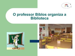 O professor Biblos organiza a Biblioteca 