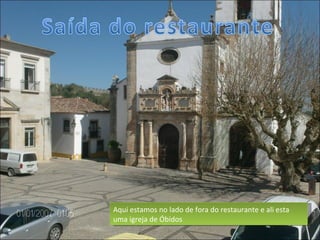 Aqui estamos no lado de fora do restaurante e ali esta uma igreja de Óbidos  