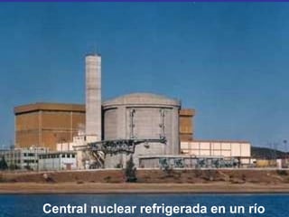 Central nuclear refrigerada en un río  