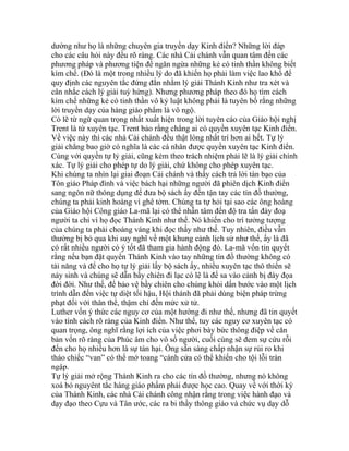 dường như họ là những chuyên gia truyền dạy Kinh điển? Những lời đáp
cho các câu hỏi này đều rõ ràng. Các nhà Cải chánh vẫn quan tâm đến các
phương pháp và phương tiện để ngăn ngừa những kẻ có tinh thần không biết
kìm chế. (Đó là một trong nhiều lý do đã khiến họ phải làm việc lao khổ để
quy định các nguyên tắc đứng đắn nhằm lý giải Thánh Kinh như tra xét và
cân nhắc cách lý giải tuỳ hứng). Nhưng phương pháp theo đó họ tìm cách
kìm chế những kẻ có tinh thần vô kỷ luật không phải là tuyên bố rằng những
lời truyền dạy của hàng giáo phẩm là vô ngộ.
Có lẽ từ ngữ quan trọng nhất xuất hiện trong lời tuyên cáo của Giáo hội nghị
Trent là từ xuyên tạc. Trent bảo rằng chẳng ai có quyền xuyên tạc Kinh điển.
Về việc này thì các nhà Cải chánh đều thật lòng nhất trí hơn ai hết. Tự lý
giải chẳng bao giờ có nghĩa là các cá nhân được quyền xuyên tạc Kinh điển.
Cùng với quyền tự lỷ giải, cũng kèm theo trách nhiệm phải lẽ là lý giải chính
xác. Tự lý giải cho phép tự do lý giải, chứ không cho phép xuyên tạc.
Khi chúng ta nhìn lại giai đoạn Cải chánh và thấy cách trả lời tàn bạo của
Tôn giáo Pháp đình và việc bách hại những người đã phiên dịch Kinh điển
sang ngôn nữ thông dụng để đưa bộ sách ấy đến tận tay các tín đồ thường,
chúng ta phải kinh hoàng vì ghê tởm. Chúng ta tự hỏi tại sao các ông hoàng
của Giáo hội Công giáo La-mã lại có thể nhẫn tâm đến độ tra tấn đày đoạ
người ta chỉ vì họ đọc Thánh Kinh như thế. Nó khiến cho trí tưởng tượng
của chúng ta phải choáng váng khi đọc thấy như thế. Tuy nhiên, điều vẫn
thường bị bỏ qua khi suy nghĩ về một khung cảnh lịch sử như thế, ấy là đã
có rất nhiều người có ý tốt đã tham gia hành động đó. La-mã vốn tin quyết
rằng nếu bạn đặt quyển Thánh Kinh vào tay những tín đồ thường không có
tài năng và để cho họ tự lý giải lấy bộ sách ấy, nhiều xuyên tạc thô thiển sẽ
nảy sinh và chúng sẽ dẫn bầy chiên đi lạc có lẽ là để sa vào cảnh bị đày đọa
đời đời. Như thế, để bảo vệ bầy chiên cho chúng khỏi dấn bước vào một lịch
trình dẫn đến việc tự diệt tối hậu, Hội thánh đã phải dùng biện pháp trừng
phạt đối với thân thể, thậm chí đến mức xử tử.
Luther vốn ý thức các nguy cơ của một hướng đi như thế, nhưng đã tin quyết
vào tính cách rõ ràng của Kinh điển. Như thế, tuy các nguy cơ xuyên tạc có
quan trọng, ông nghĩ rằng lợi ích của việc phơi bày bức thông điệp về căn
bản vốn rõ ràng của Phúc âm cho vô số người, cuối cùng sẽ đem sự cứu rỗi
đến cho họ nhiều hơn là sự tàn hại. Ông sẵn sàng chấp nhận sự rủi ro khi
tháo chiếc “van” có thể mở toang “cánh cửa có thể khiến cho tội lỗi tràn
ngập.
Tự lý giải mở rộng Thánh Kinh ra cho các tín đồ thường, nhưng nó không
xoá bỏ nguyênt tắc hàng giáo phẩm phải được học cao. Quay về với thời kỳ
của Thánh Kinh, các nhà Cải chánh công nhận rằng trong việc hành đạo và
dạy đạo theo Cựu và Tân ước, các ra bi thầy thông giáo và chức vụ dạy dỗ
 