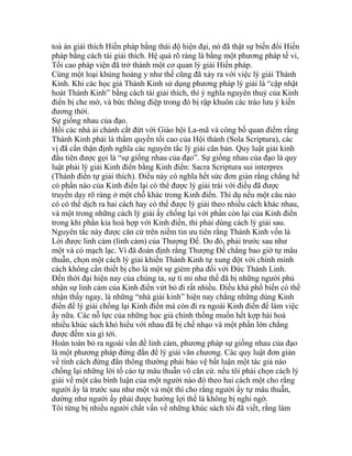 toà án giải thích Hiến pháp bằng thái độ hiện đại, nó đã thật sự biến đổi Hiến
pháp bằng cách tái giải thích. Hệ quả rõ ràng là bằng một phương pháp tế vi,
Tối cao pháp viện đã trở thành một cơ quan lý giải Hiến pháp.
Cùng một loại khủng hoảng y như thế cũng đã xảy ra với việc lý giải Thánh
Kinh. Khi các học giả Thánh Kinh sử dụng phương pháp lý giải là “cập nhật
hoát Thánh Kinh” bằng cách tái giải thích, thì ý nghĩa nguyên thuỷ của Kinh
điển bị che mờ, và bức thông điệp trong đó bị rập khuôn các trào lưu ý kiến
đương thời.
Sự giống nhau của đạo.
Hồi các nhà ải chánh cắt đứt với Giáo hội La-mã và công bố quan điểm rằng
Thánh Kinh phải là thẩm quyền tối cao của Hội thánh (Sola Scriptura), các
vị đã cẩn thận định nghĩa các nguyên tắc lý giải căn bản. Quy luật giải kinh
đầu tiên được gọi là “sự giống nhau của đạo”. Sự giống nhau của đạo là quy
luật phải lý giải Kinh điển bằng Kinh điển: Sacra Scriptura sui interpres
(Thánh điển tự giải thích). Điều này có nghĩa hết sức đơn giản rằng chẳng hề
có phần nào của Kinh điển lại có thể được lý giải trái với điều đã được
truyền dạy rõ ràng ở một chỗ khác trong Kinh điển. Thí dụ nếu một câu nào
có có thể dịch ra hai cách hay có thể được lý giải theo nhiều cách khác nhau,
và một trong những cách lý giải ấy chống lại với phần còn lại của Kinh điển
trong khi phần kia hoà hợp với Kinh điển, thì phải dùng cách lý giải sau.
Nguyên tắc này được căn cứ trên niềm tin ưu tiên rằng Thánh Kinh vốn là
Lời được linh cảm (linh cảm) của Thượng Đế. Do đó, phải trước sau như
một và có mạch lạc. Vì đã đoán định rằng Thượng Đế chẳng bao giờ tự mâu
thuẫn, chọn một cách lý giải khiến Thánh Kinh tự xung đột với chính mình
cách không cần thiết bị cho là một sự gièm pha đối với Đức Thánh Linh.
Đến thời đại hiện nay của chúng ta, sự tỉ mỉ như thế đã bị những người phủ
nhận sự linh cảm của Kinh điển vứt bỏ đi rất nhiều. Điều khá phổ biến có thể
nhận thấy ngay, là những “nhà giải kinh” hiện nay chẳng những dùng Kinh
điển để lý giải chống lại Kinh điển mà còn đi ra ngoài Kinh điển để làm việc
ấy nữa. Các nỗ lực của những học giả chính thống muốn hết kợp hài hoà
nhiều khúc sách khó hiểu với nhau đã bị chế nhạo và một phần lớn chẳng
được đếm xỉa gì tới.
Hoàn toàn bỏ ra ngoài vấn đề linh cảm, phương pháp sự giống nhau của đạo
là một phương pháp đứng đắn để lý giải văn chương. Các quy luật đơn giản
về tính cách đứng đắn thông thường phải bảo vệ bất luận một tác giả nào
chống lại những lời tố cáo tự mâu thuẫn vô căn cứ. nếu tôi phải chọn cách lý
giải về một câu bình luận của một người nào đó theo hai cách một cho rằng
người ấy là trước sau như một và một thì cho rằng người ấy tự mâu thuẫn,
dường như người ấy phải được hưởng lợi thế là không bị nghi ngờ.
Tôi từng bị nhiều người chất vấn về những khúc sách tôi đã viết, rằng làm
 