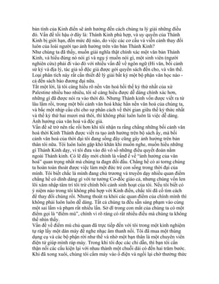 bản tính của Kinh điển sẽ ảnh hưởng đến cách chúng ta lý giải những điều
đó. Vấn đề tối hậu ở đây là: Thánh Kinh phù hợp, và uy quyền của Thánh
Kinh bị giới hạn, đến mức độ nào, do việc các cơ cấu và viễn cảnh thay đổi
luôn của loài người tạo ảnh hưởng trên văn bản Thánh Kinh?
Như chúng ta đã thấy, muốn giải nghĩa thật chính xác một văn bản Thánh
Kinh, và hiểu đúng nó nói gì và ngụ ý muốn nói gì, một sinh viên (người
nghiên cứu) phải đi vào đó với nhiều vấn đề về ngôn ngữ (Hi văn, bối cảnh
sử ký và địa lý, tác giả số độc giả được gởi quyển sách đến cho, và văn thể.
Loại phân tích này rất cần thiết để lý giải bất kỳ một bộ phận văn học nào -
cả đến sách báo đương đại nữa.
Tắt một lời, là tôi càng hiểu rõ nền văn hoá hồi thế kỷ thứ nhất của xứ
Palestine nhiều bao nhiêu, tôi sẽ càng hiểu được dễ dàng chính xác hơn,
những gì đã được nói ra vào thời đó. Nhưng Thánh kinh vốn được viết ra từ
lâu lắm rồi, trong một bối cảnh văn hoá khác hẳn nền văn hoá của chúng ta,
và bắc một nhịp cầu chỉ cho sự phân cách về thời gian giữa thế kỷ thức nhất
và thế kỷ thứ hai mươi mà thôi, thì không phải luôn luôn là việc dễ dàng.
Ảnh hưởng của văn hoá và độc giả.
Vấn đề sẽ trở nên rắc rối hơn khi tôi nhận ra rằng chẳng những bối cảnh văn
hoá thời Kinh Thánh được viết ra tạo ảnh hưởng trên bộ sách ấy, mà bối
cảnh văn hoá của thời đại tôi đang sống đây cũng gây ảnh hưởng trên bản
thân tôi nữa. Tôi luôn luôn gặp khó khăn khi muốn nghe, muốn hiểu những
gì Thánh Kinh dạy, vì tôi đưa vào đó vô số những điều quyết đoán nằm
ngoài Thánh kinh. Có lẽ đây mới chính là vấnđ ề về “ảnh hưởng của văn
hoá” quan trọng nhất mà chúng ta đagn đối đầu. Chẳng hề có ai torng chúng
ta hoàn toàn thoát được việc làm một đức trẻ con sống trong thời đại của
mình. Tôi biết chắc là mình đang chủ trương và truyền dạy nhiều quan điểm
chẳng hề có dính dáng gì với tư tưởng Cơ-đốc giáo cả, nhưng chúng vốn len
lõi xâm nhập tâm trí tôi trừ chính bối cảnh sinh hoạt của tôi. Nếu tôi biết có
ý niệm nào trong tôi không phù hợp với Kinh điển, chắc tôi đã cố tìm cách
để thay đổi chúng rồi. Nhưng thoát ra khỏi các quan điểm của chính mình thì
không phải luôn luôn dễ dàng. Tất cả chúng ta đều sẵn sàng phạm vào cùng
một sai lầm và phạm rất nhiều lần. Sở dĩ trong con mắt của chúng ta có một
điểm gọi là “điểm mù”, chính vì rõ ràng có rất nhiều điều mà chúng ta không
thể nhìn thấy.
Vấn đề về điểm mù chủ quan đã trực tiếp đến với tôi trong một kinh nghiệm
tự ráp lấy một dàn máy để nghe nhạc âm thanh nổi. Tôi đã mua một thùng
dụng cụ và các bộ phận rời như thế và nhờ một bạn thân là một chuyên viên
điện tử giúp mình ráp máy. Trong khi tôi đọc các chỉ dẫn, thì bạn tôi cẩn
thận nối các cấu kiện lại với nhau thành một chuỗi dài có đến hai trăm bước.
Khi đã xong xuôi, chúng tôi cắm máy vào ổ điện và ngồi lại chờ thưởng thức
 